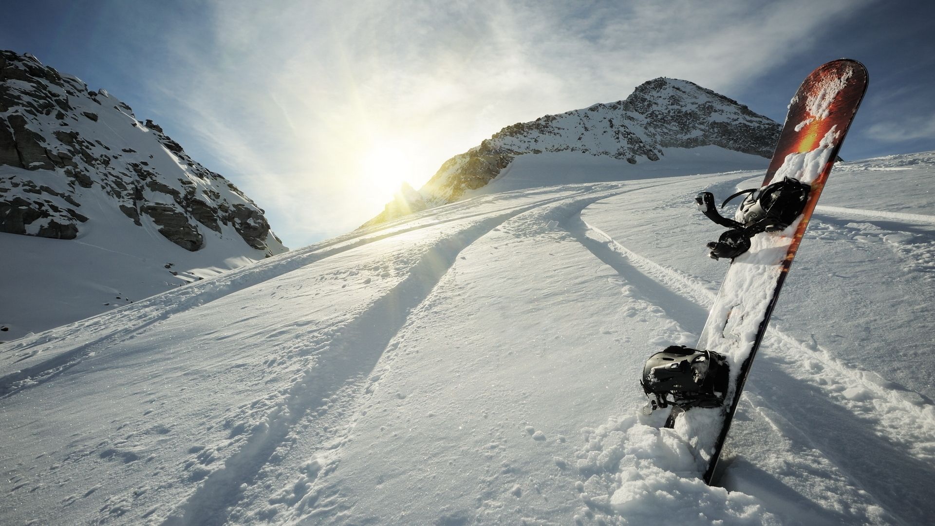 Snowboard piantato su montagna innevata, 1920x1080 Full HD, Laptop