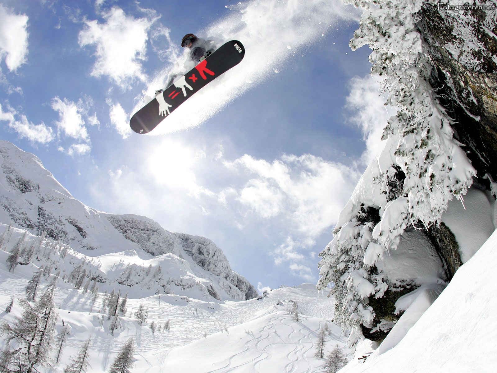 Snowboarder salto montagna innevata, 1600x1200 900p, Desktop