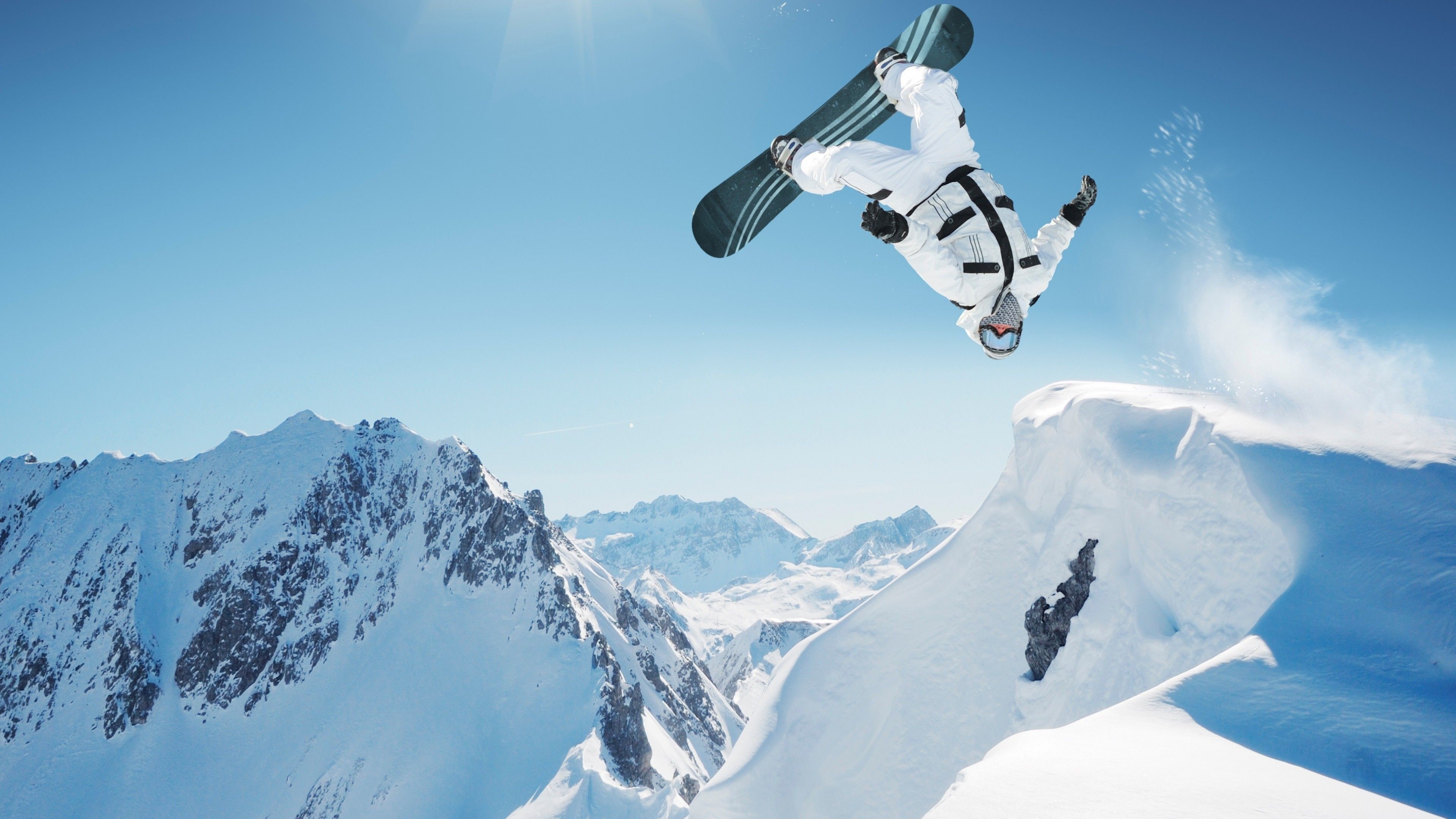 Snowboarder salto montagne innevate, 3840x2160 4K Ultra HD, Monitor 4K