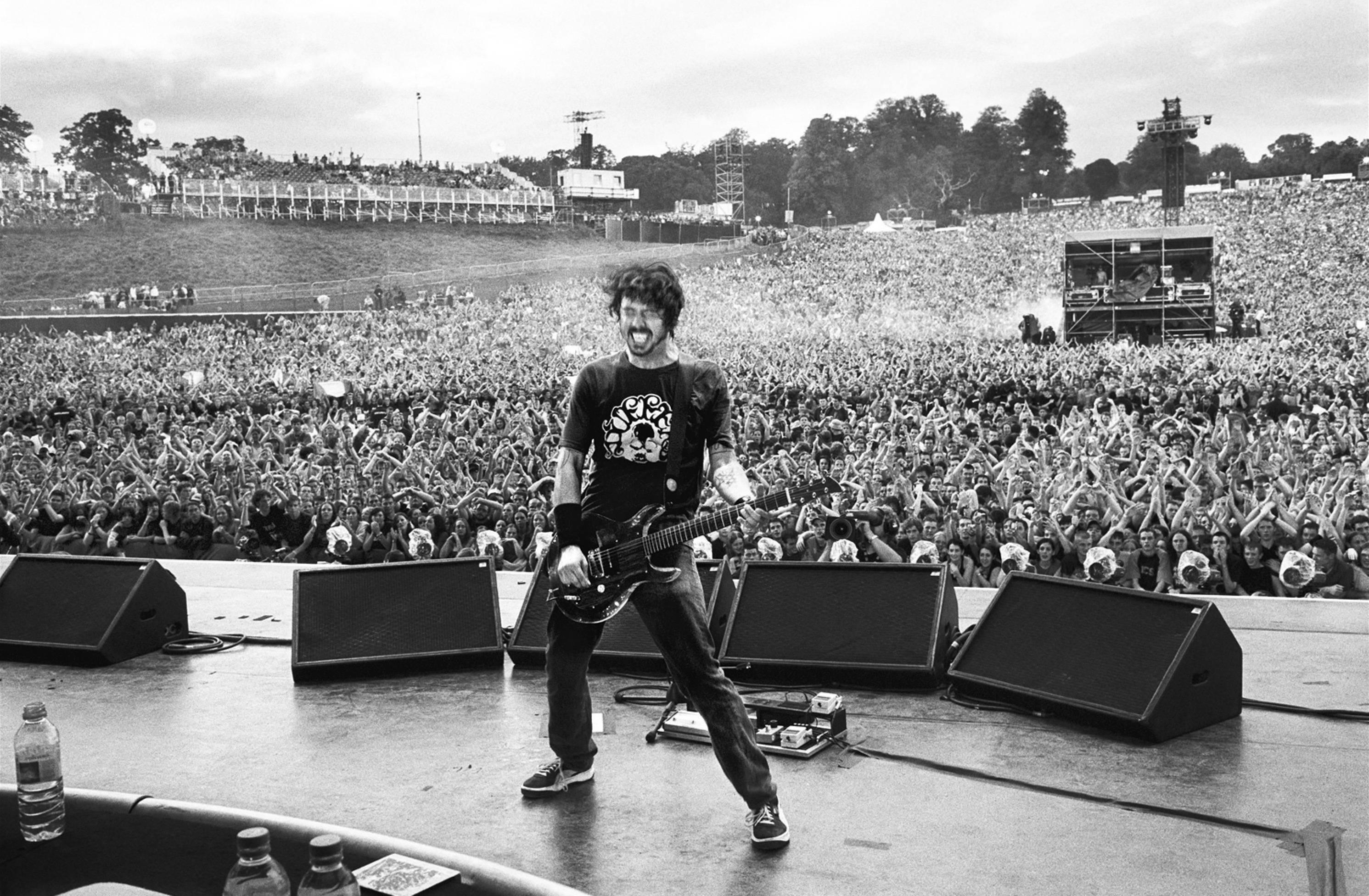 Chitarrista rock live folla concerto, 2982x1953 2K, Desktop