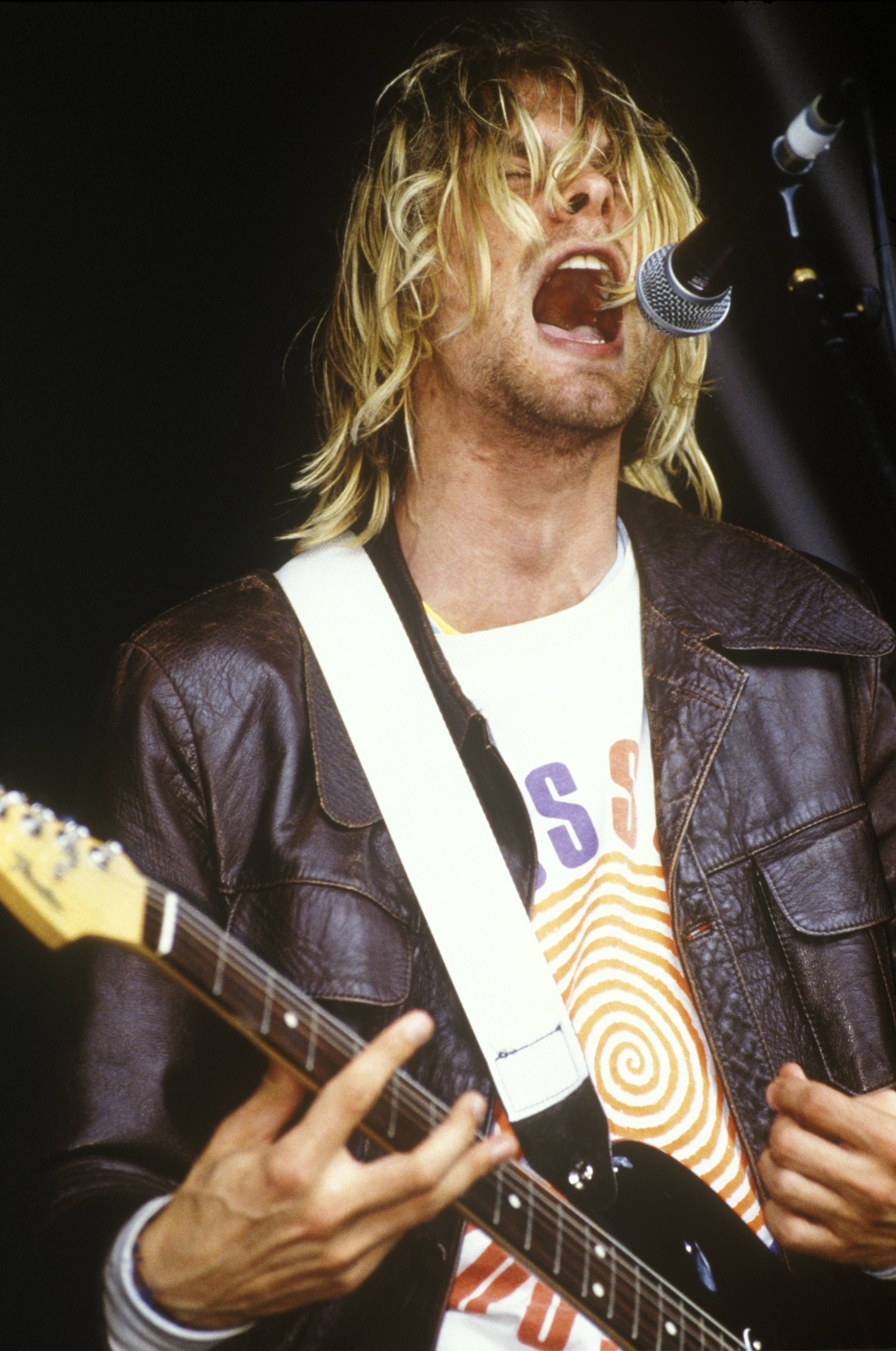 Kurt Cobain live sul palco, 3600x5427 Verticale, Mobile