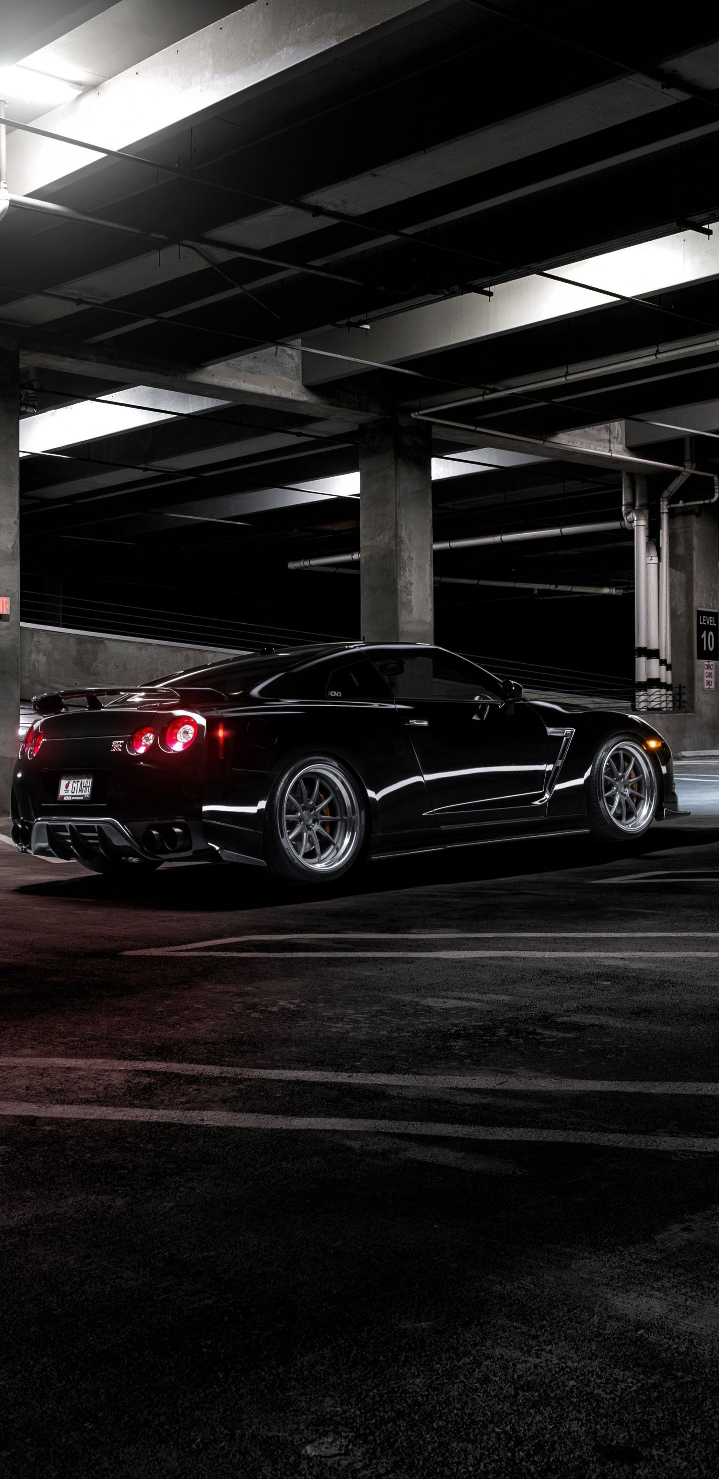 Nissan GT-R nera parcheggio, 1440x2960 Full HD Verticale, Smartphone