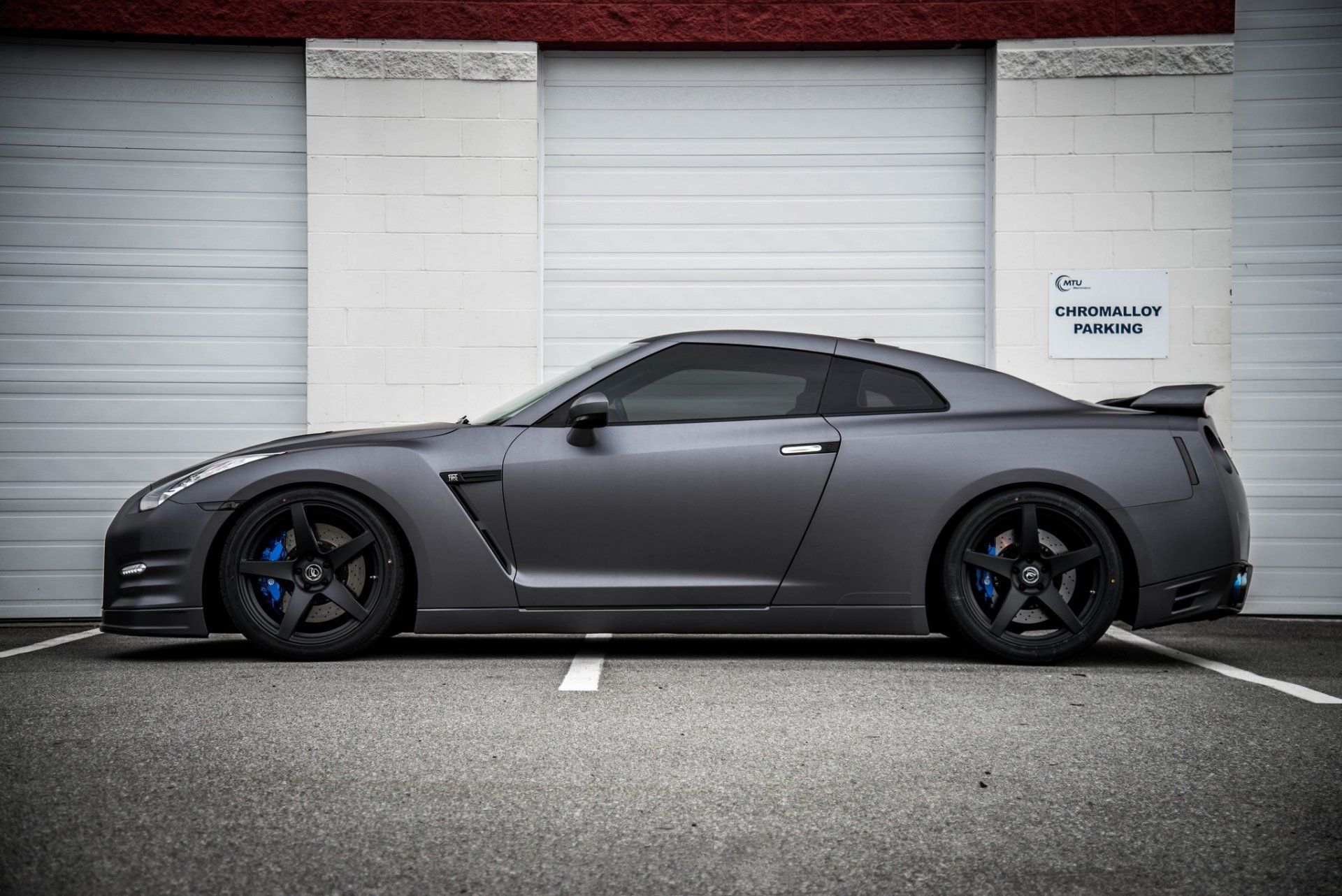 Nissan GTR nera parcheggiata, V6 biturbo, 1920x1282 Full HD+ WUXGA, Laptop