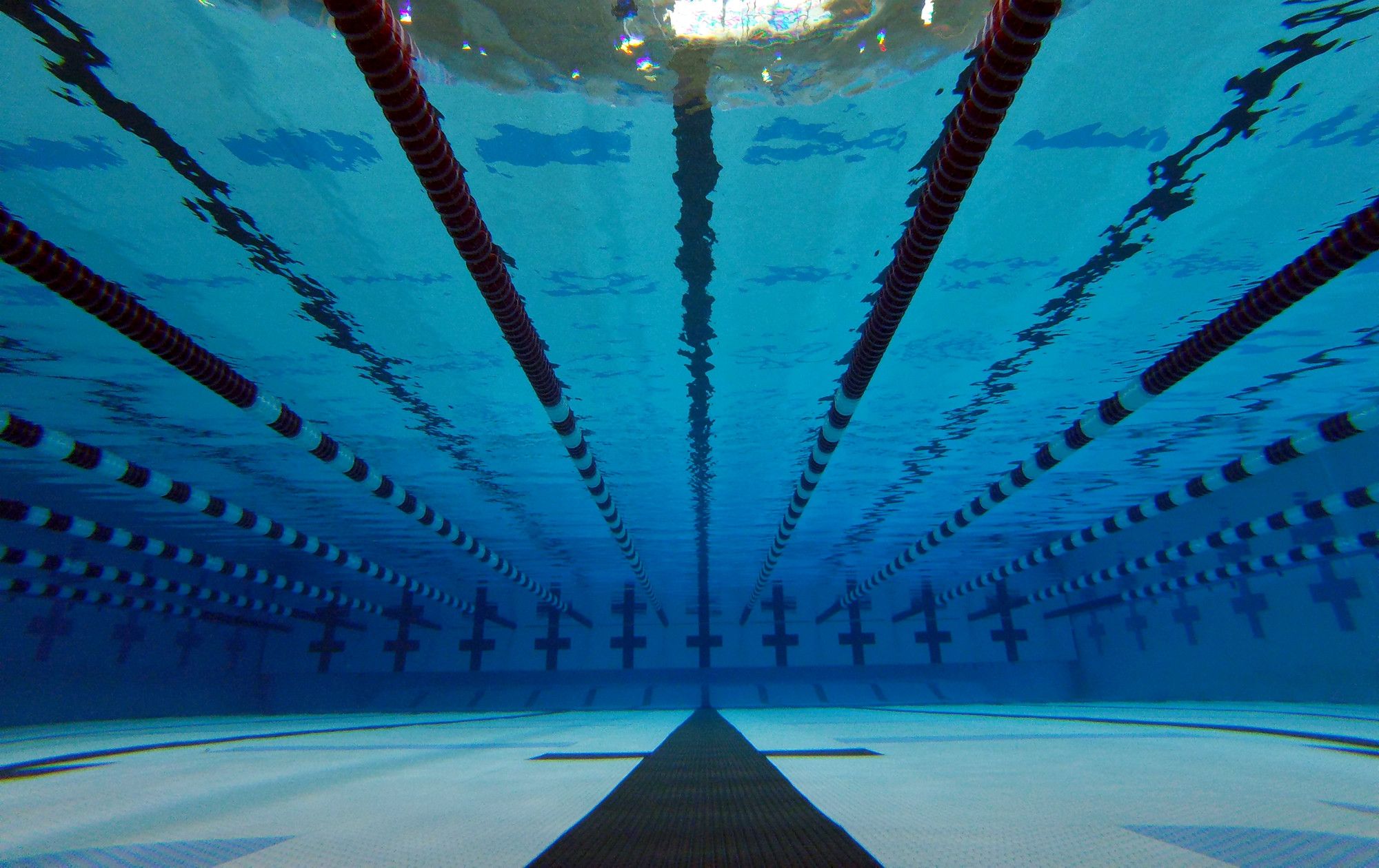 Piscina olimpionica sott'acqua blu, 2000x1260 alta risoluzione, Desktop