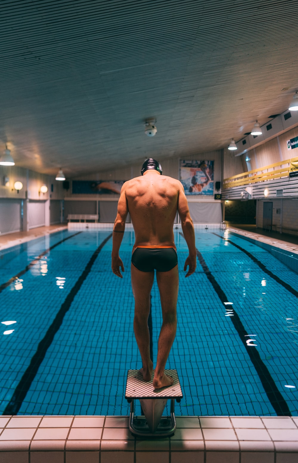 Nuotatore su blocco partenza piscina, 1000x1551 Full HD Verticale, Samsung Galaxy