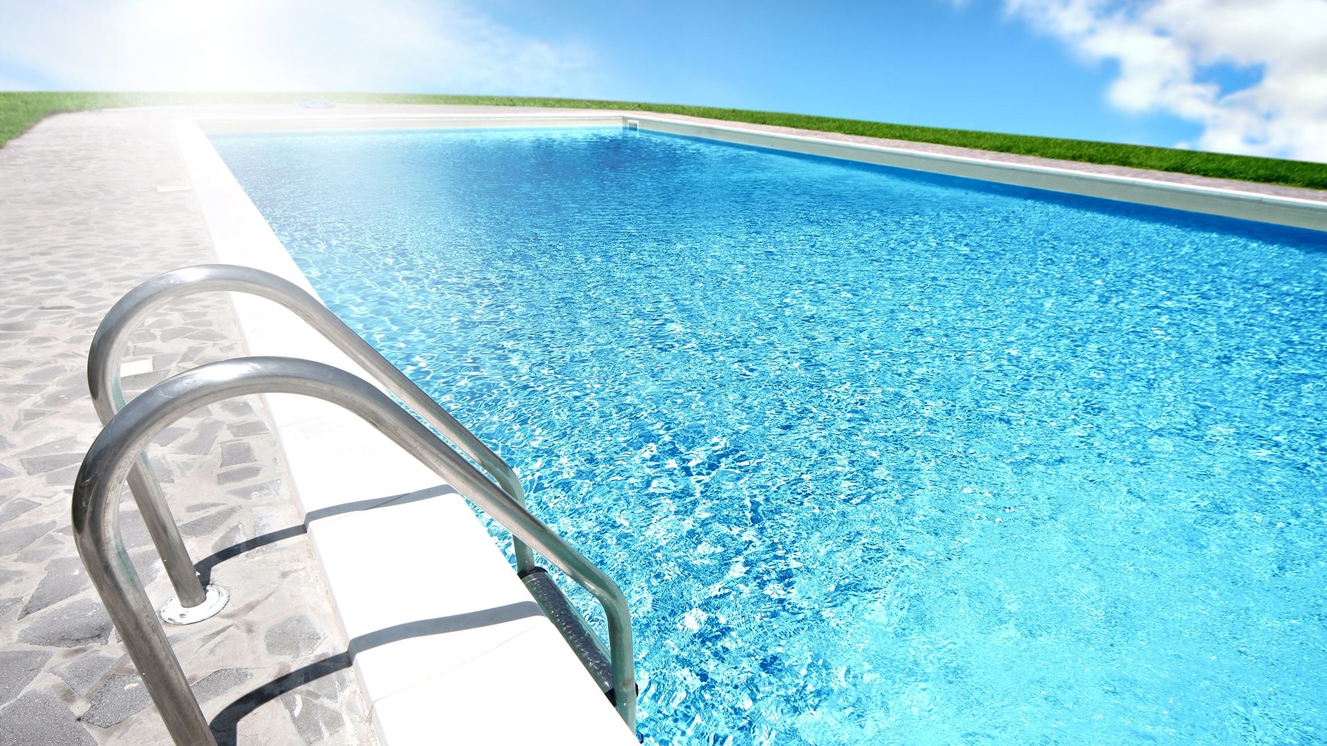 Piscina con scaletta e prato, 1920x1080 Full HD, PC