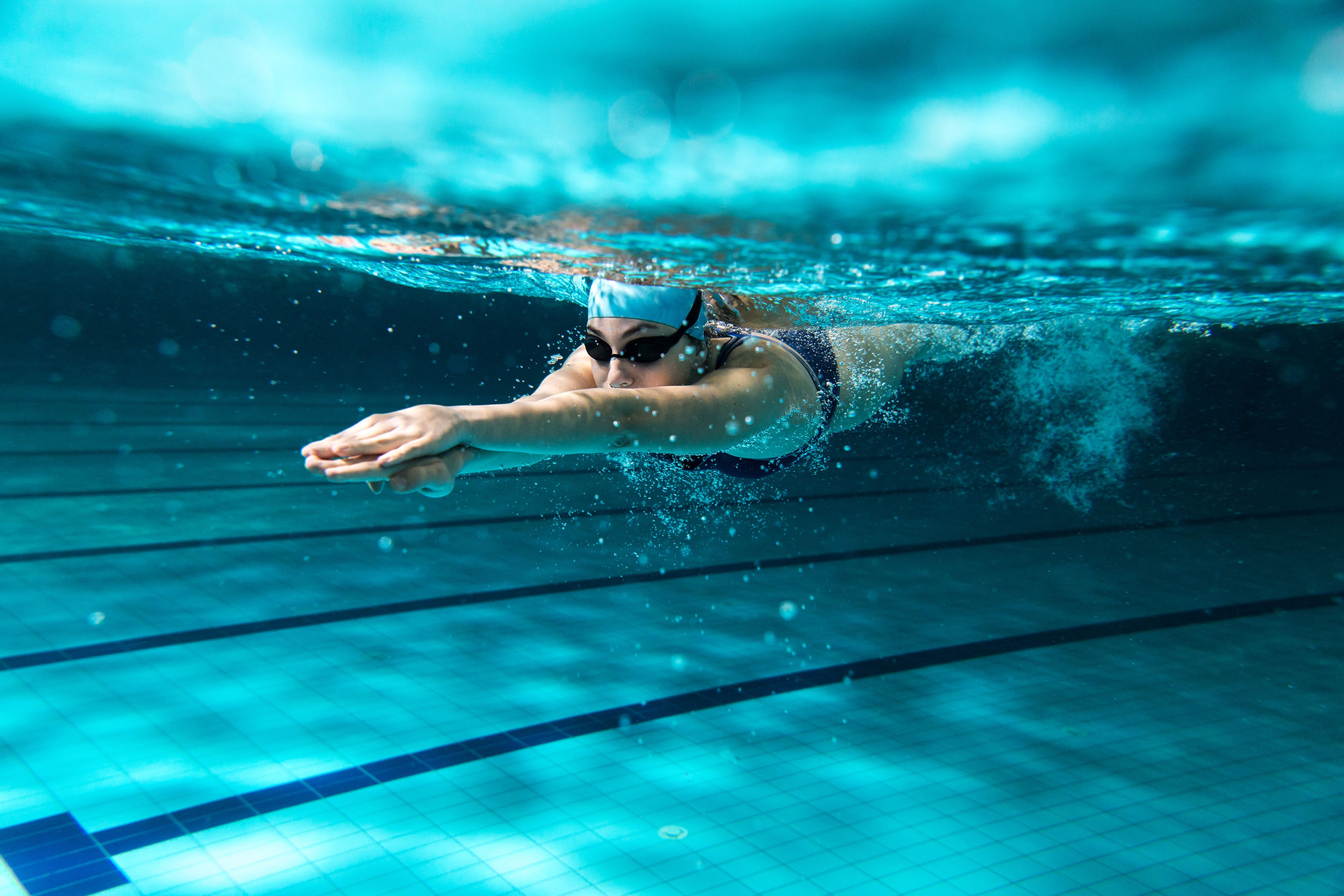 Nuotatrice sott'acqua in piscina, 5000x3334 4K, Smart TV 4K