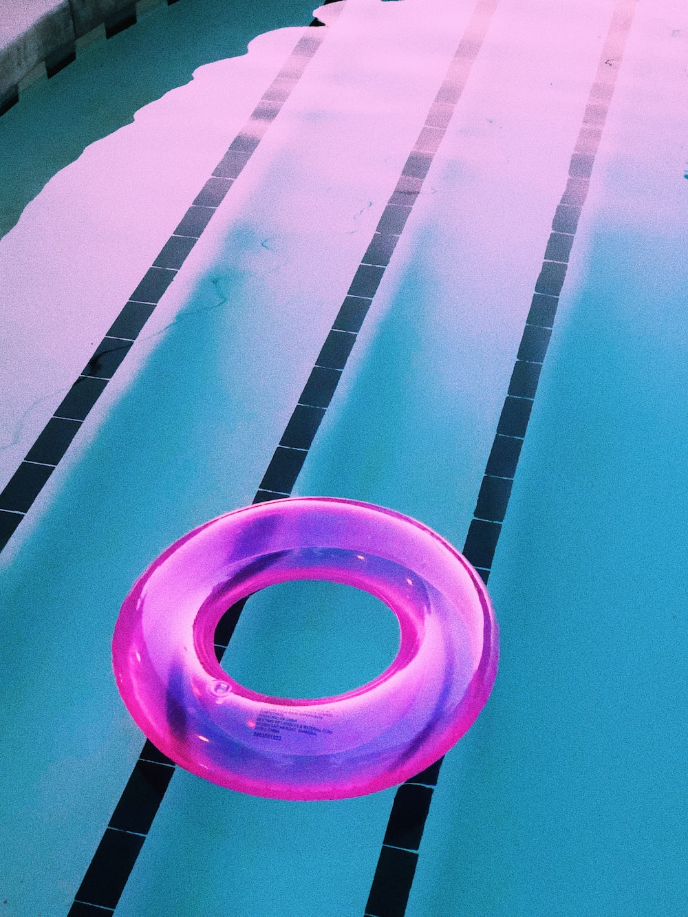 Ciambella rosa in piscina, 1000x1333 Verticale, Mobile