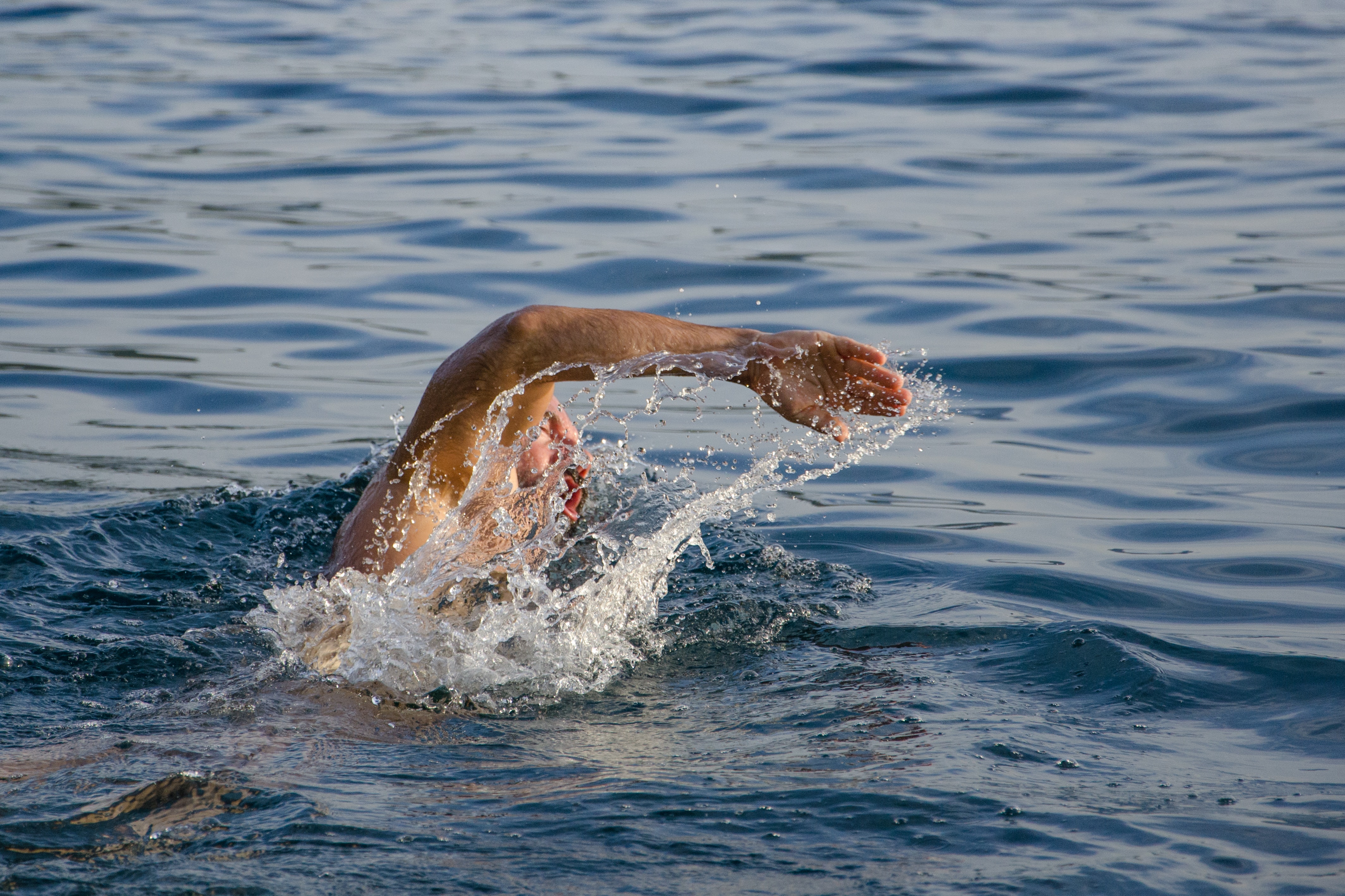 Nuotatore tuffo in mare, 4256x2837 4K Ultra HD, Monitor 4K