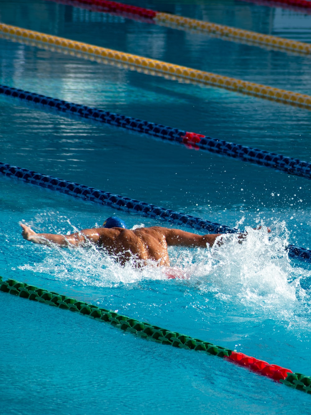 Nuotatore in piscina olimpionica, 1000x1333 Full HD Verticale, iPhone