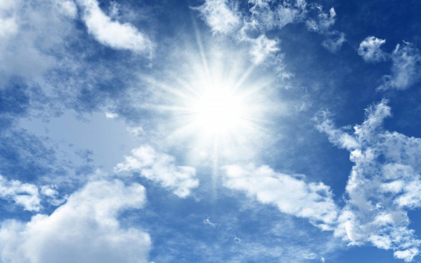 Sole splendente tra nuvole, 1440x900 720p, Laptop