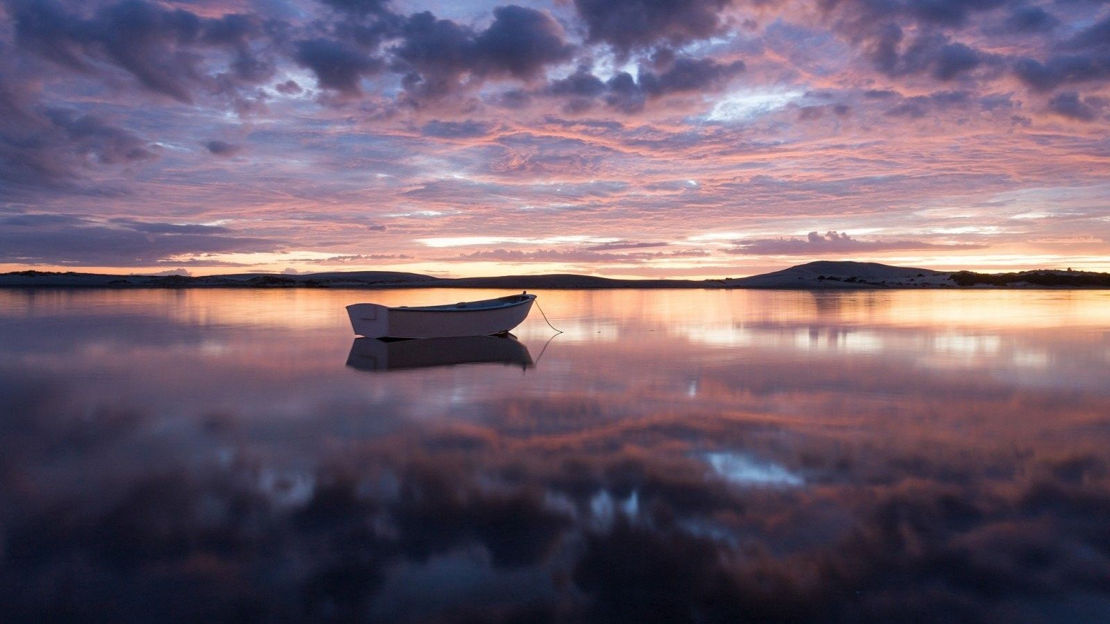 Barca su lago al tramonto, 1600x900 HD, Laptop