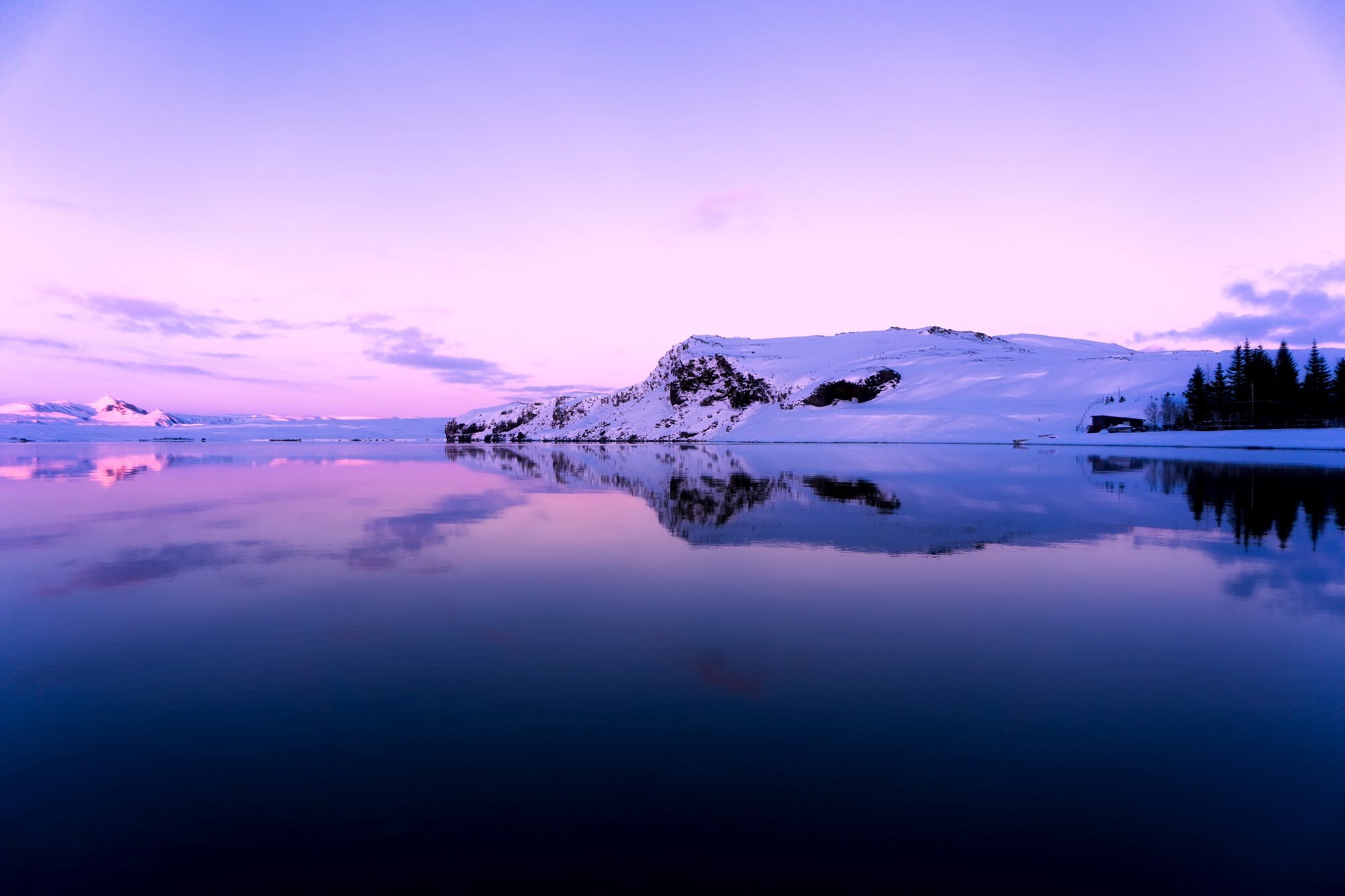 Montagne innevate riflesse nel lago, 2000x1333 2K, PC