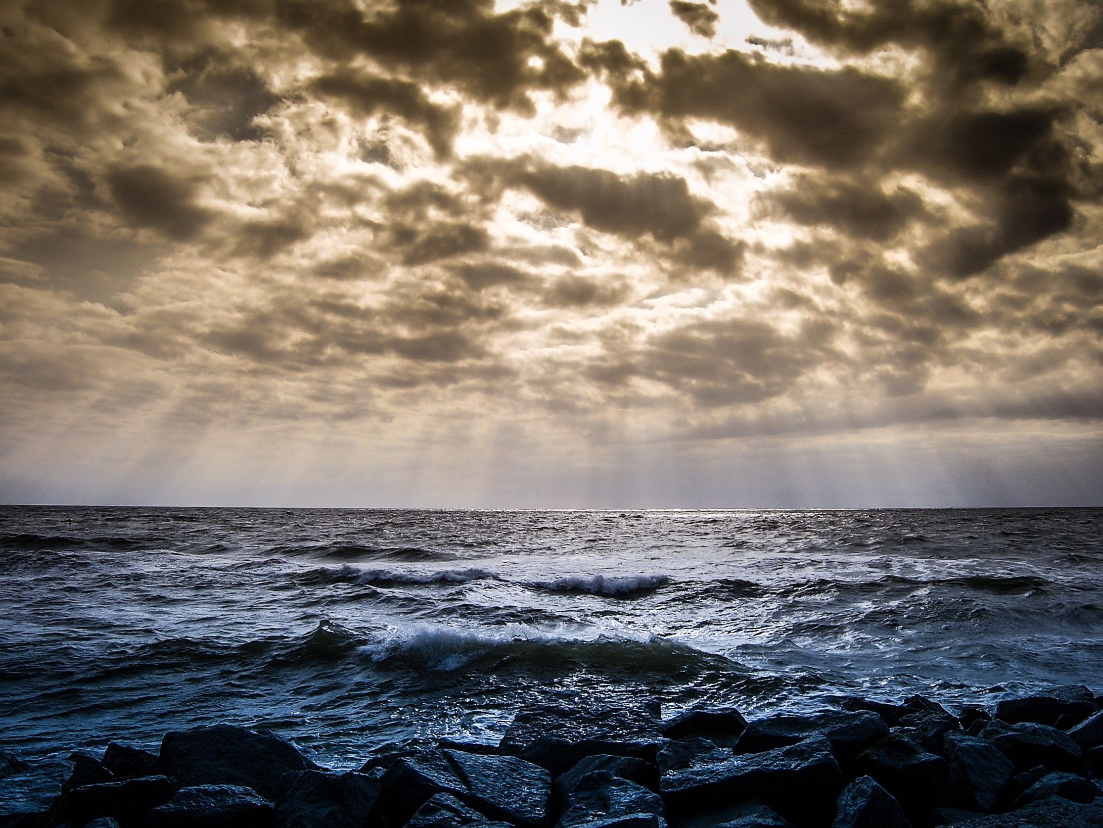 Oceano scuro con nuvole, 2230x1673 Hi-Res, Laptop