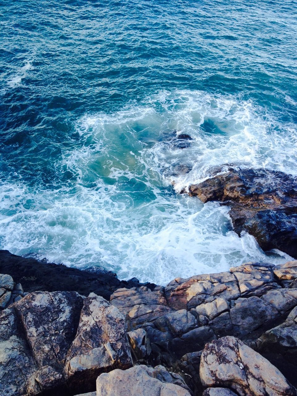 Onde oceano su scogliera, 960x1280 Full HD Verticale, Smartphone