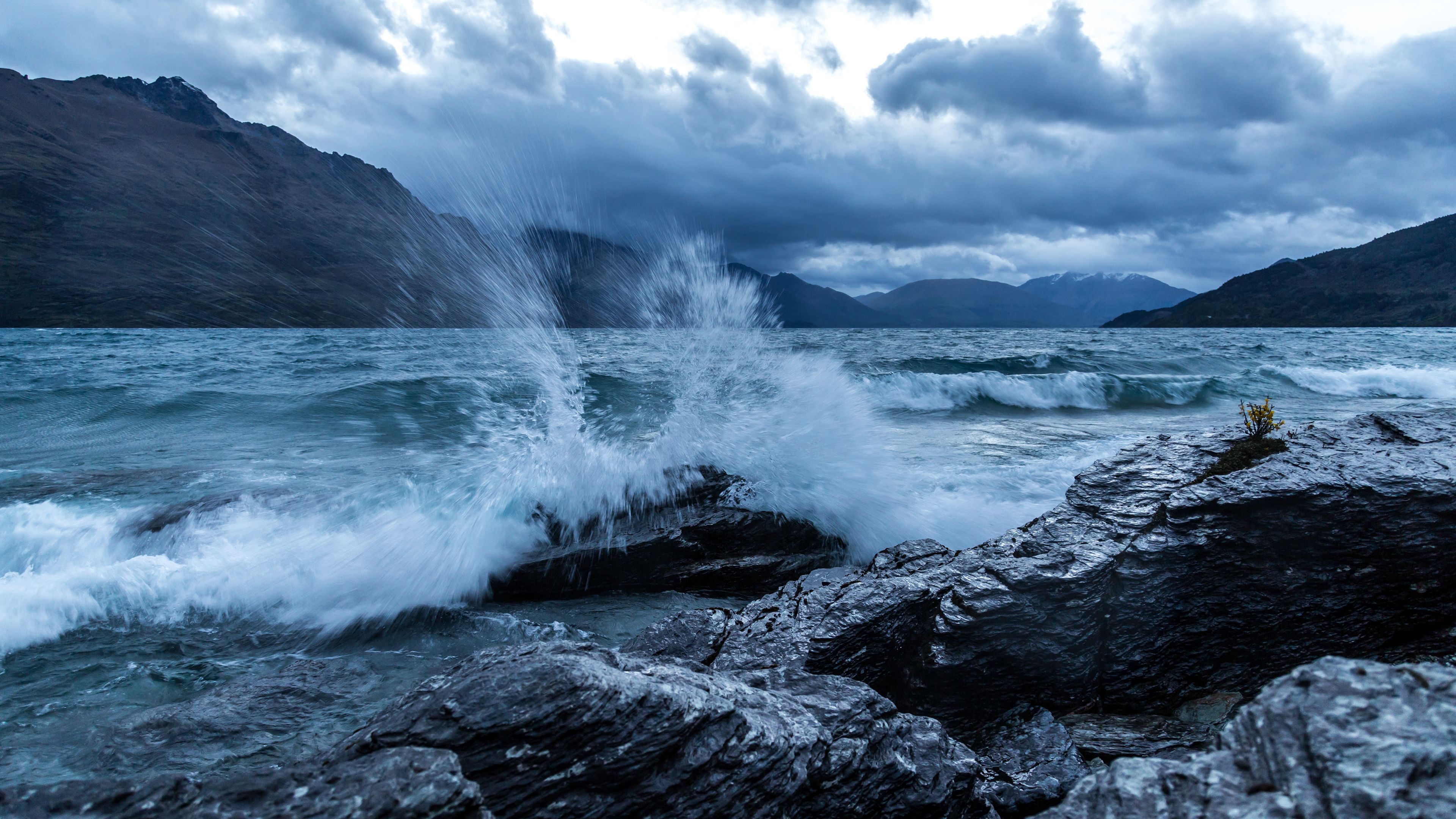Onde oceaniche su rocce, 3840x2160 4K Ultra HD, Desktop