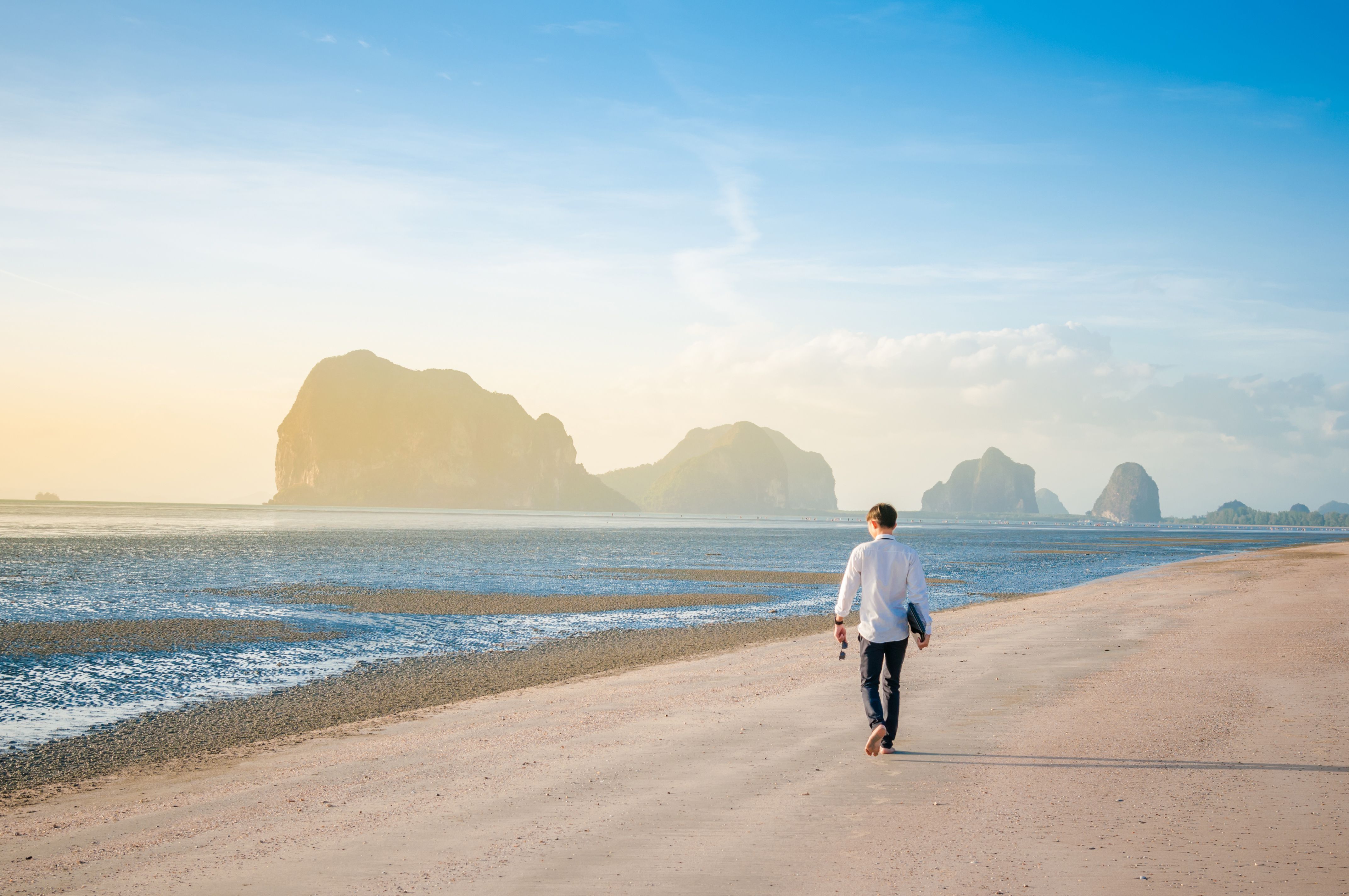 Uomo che cammina sulla spiaggia, 4288x2848 UHD, Monitor Gaming