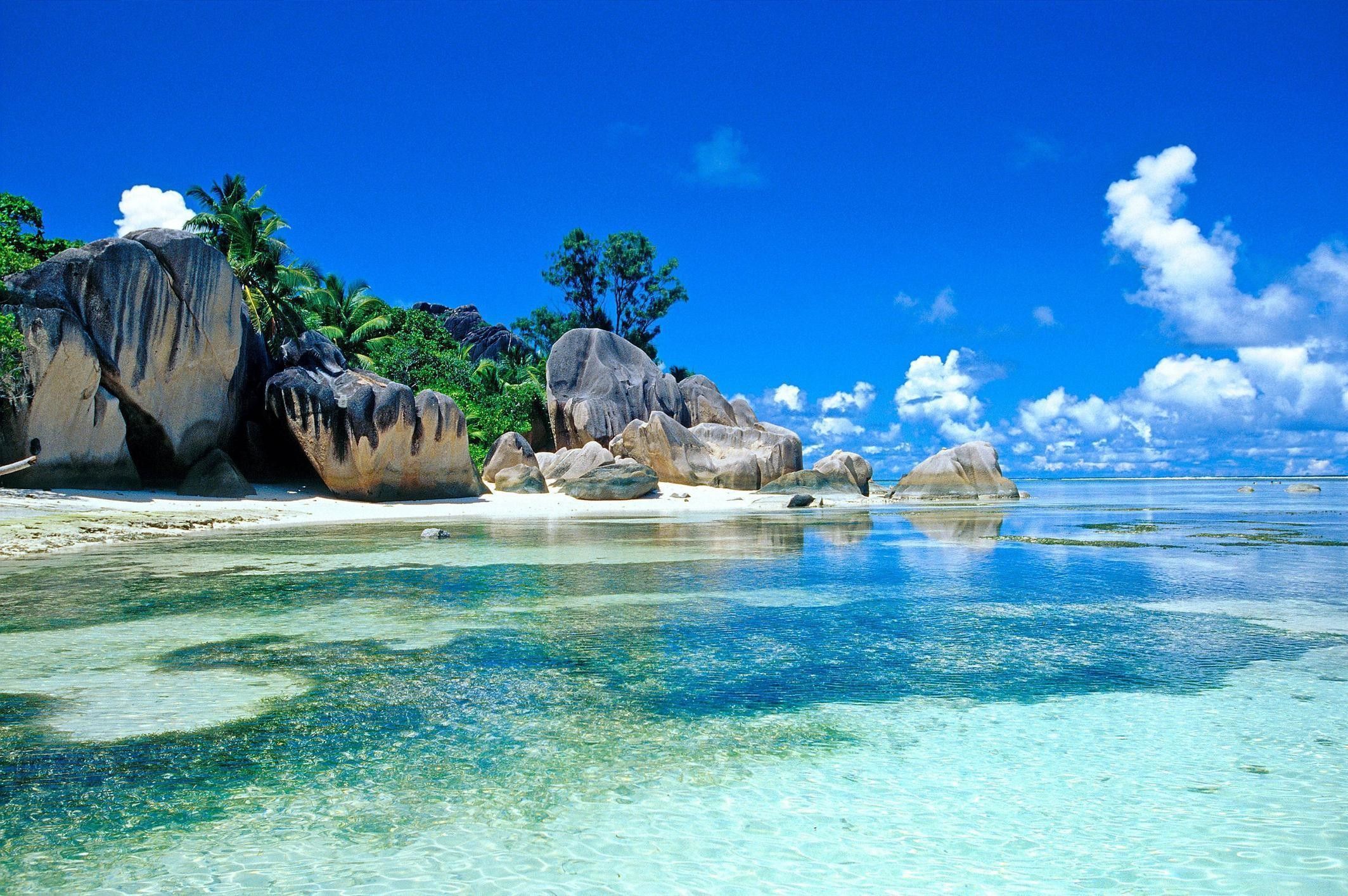 Spiaggia tropicale con rocce, 2127x1414 alta risoluzione, PC