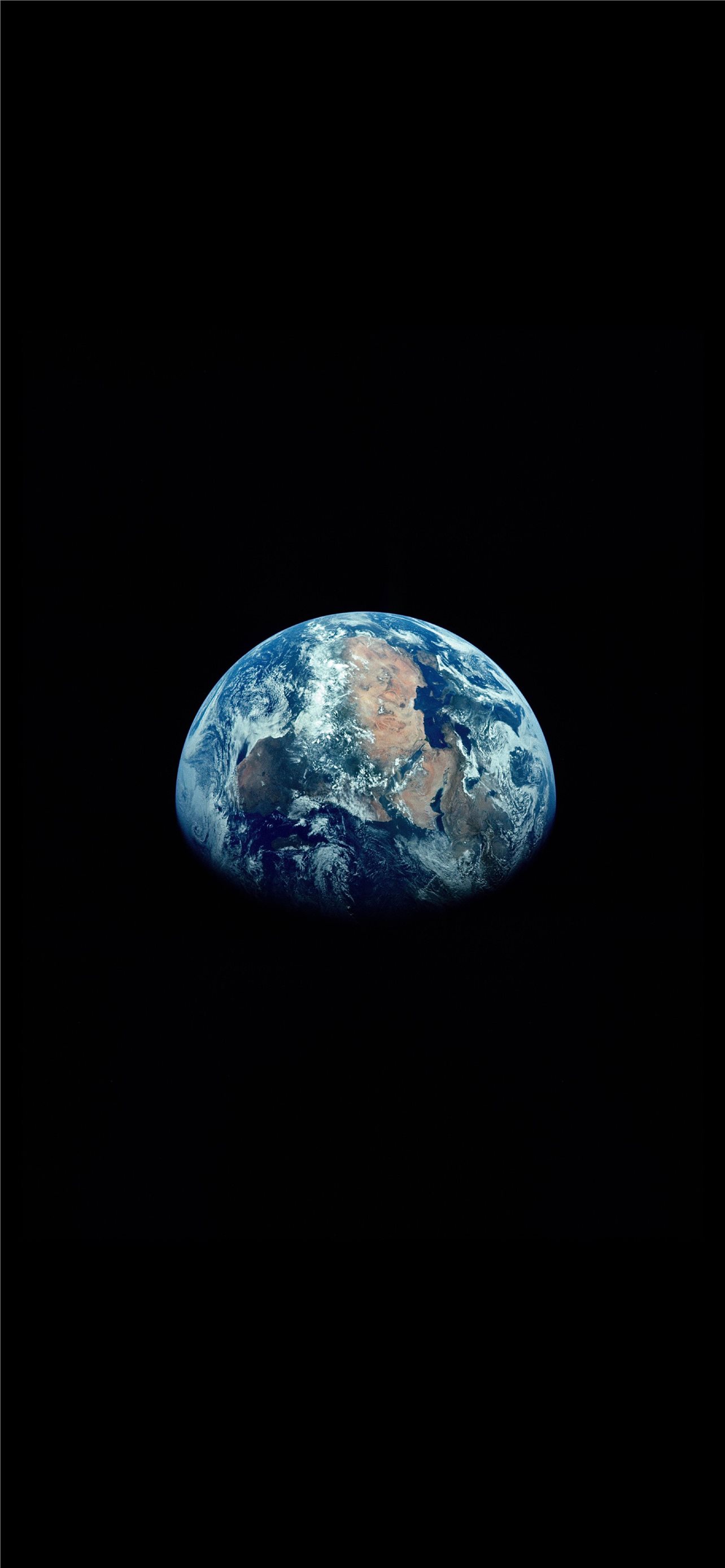 Terra su sfondo nero, 1284x2778 Verticale, Mobile
