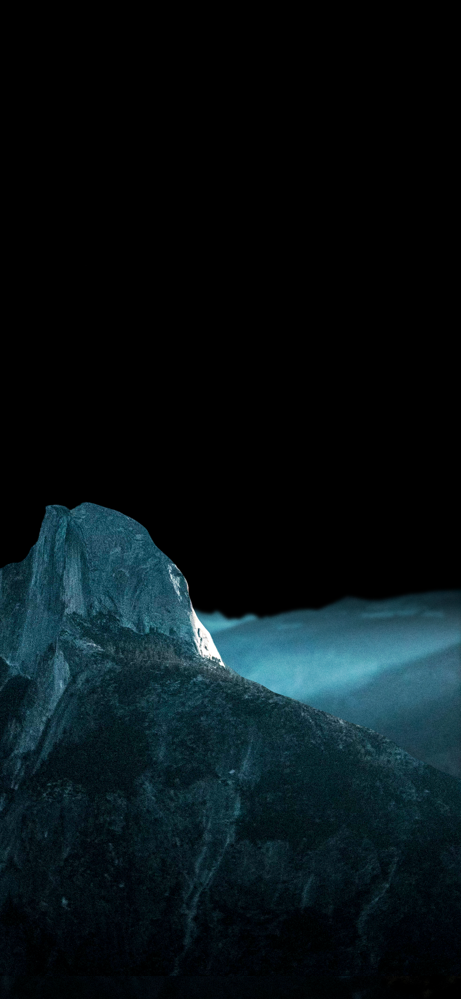 Montagna scura sfondo nero, 946x2048 Verticale, Telefono