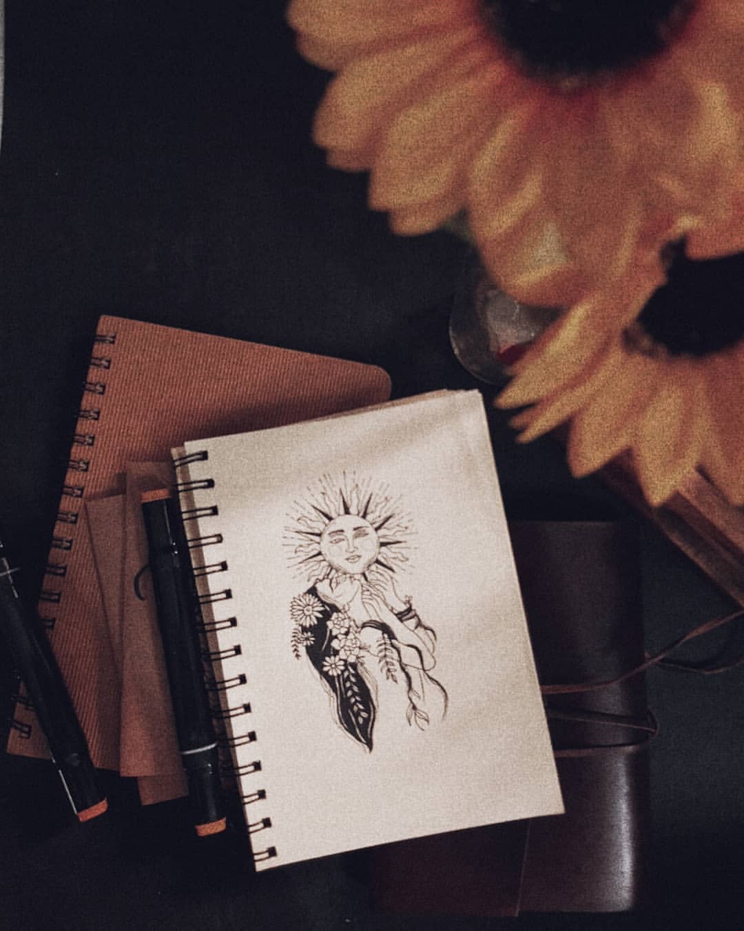 Quaderno disegno sole mani, 1080x1350 Full HD Verticale, Smartphone