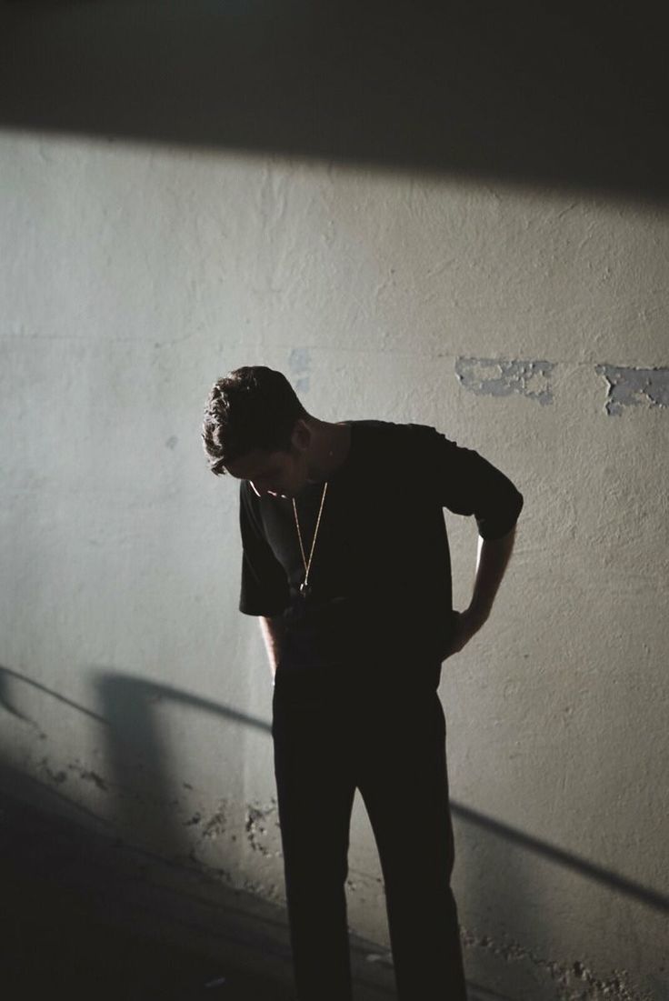 Uomo con ombra su muro, 736x1101 Full HD Verticale, iPhone