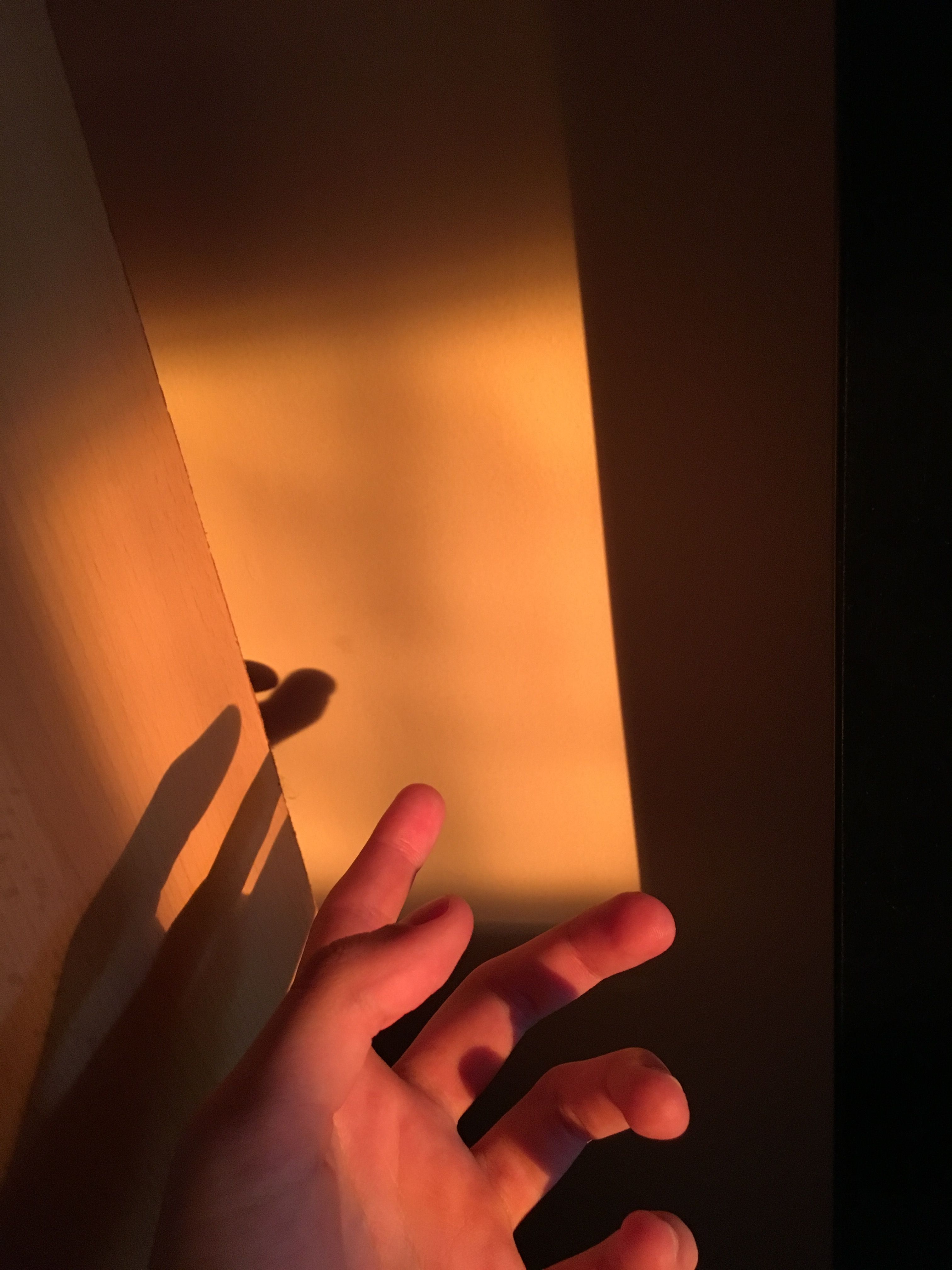 mano ombra luce dorata, 3024x4032 Full HD Verticale, Smartphone