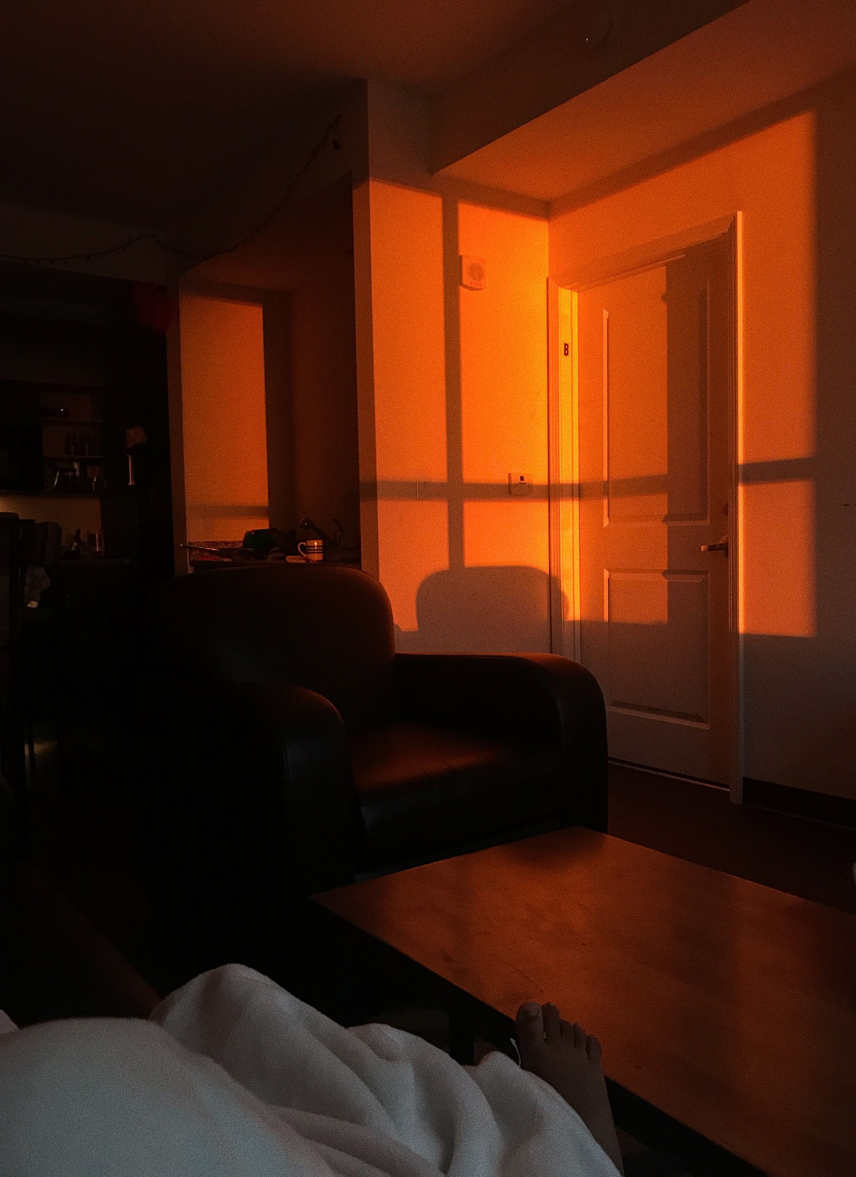 Stanza con luce arancione tramonto, 2935x4032 Verticale, Xiaomi