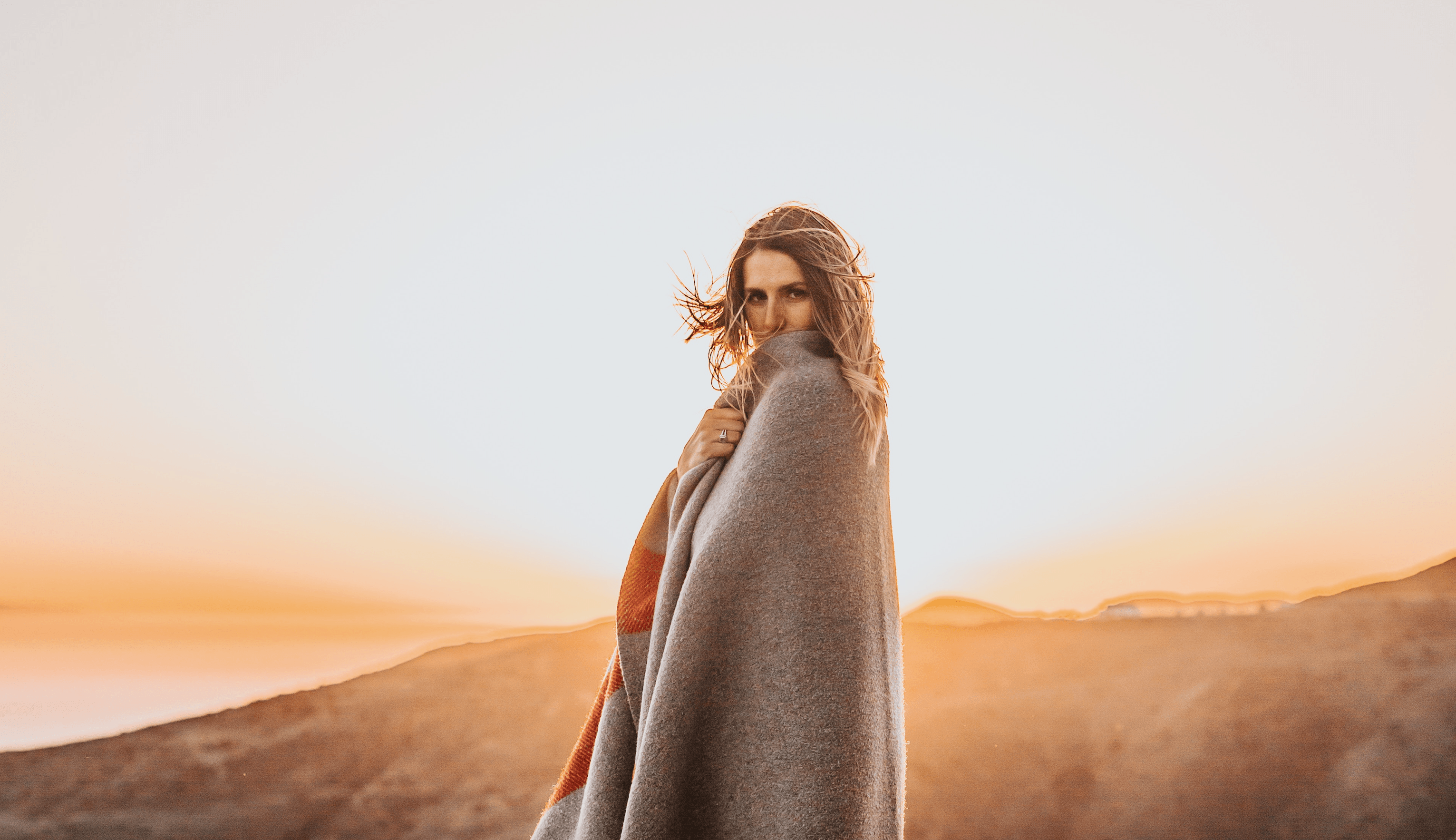 Donna con coperta al tramonto, 3062x1766 2K+, Laptop