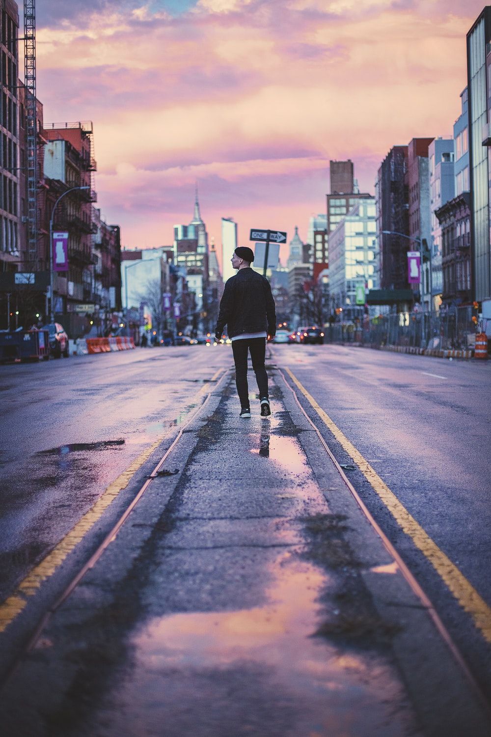 Uomo su strada urbana al tramonto, 1000x1500 Verticale, Telefono