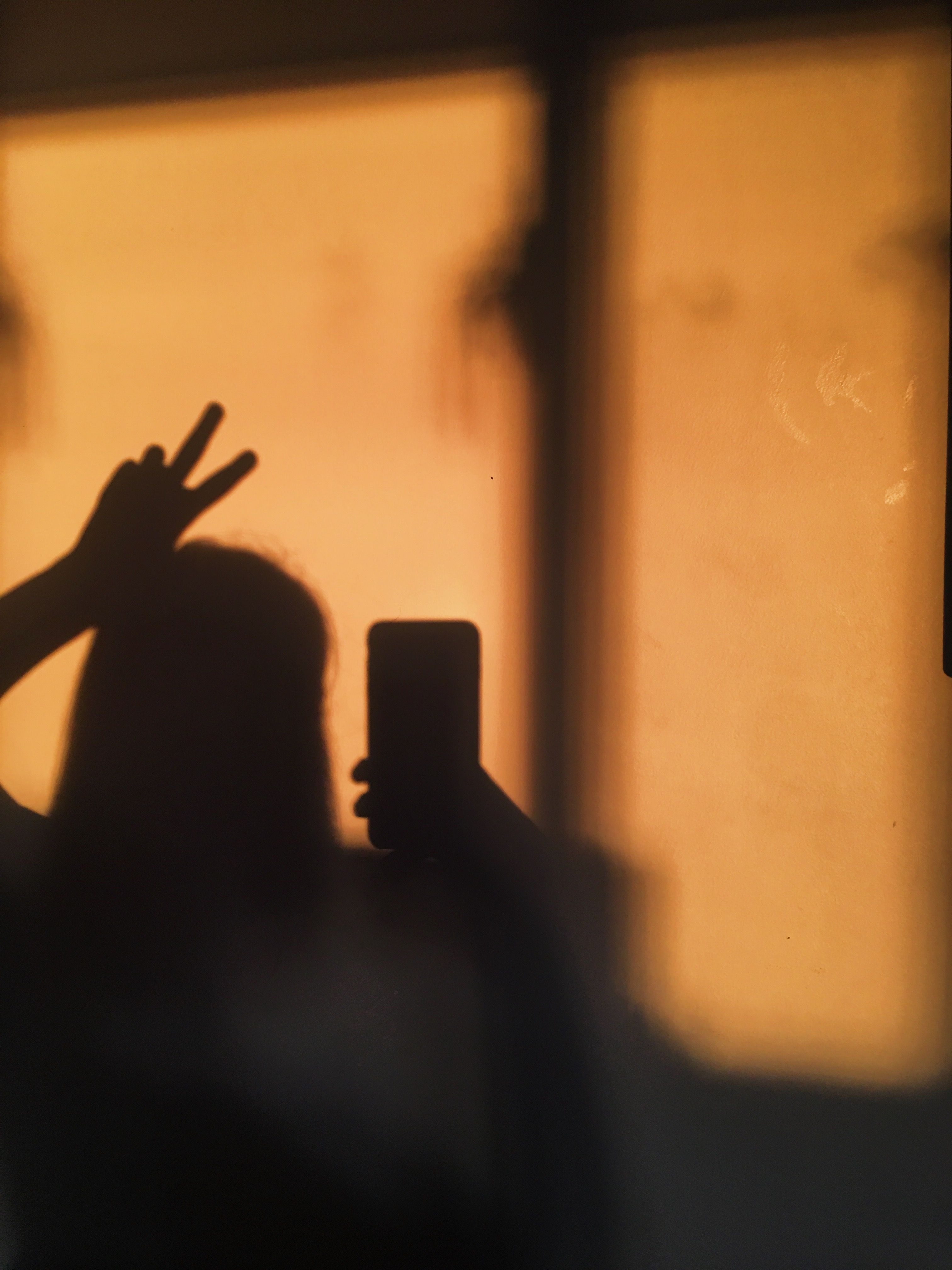 Silhouette persona con telefono, 3024x4032 Verticale, Mobile