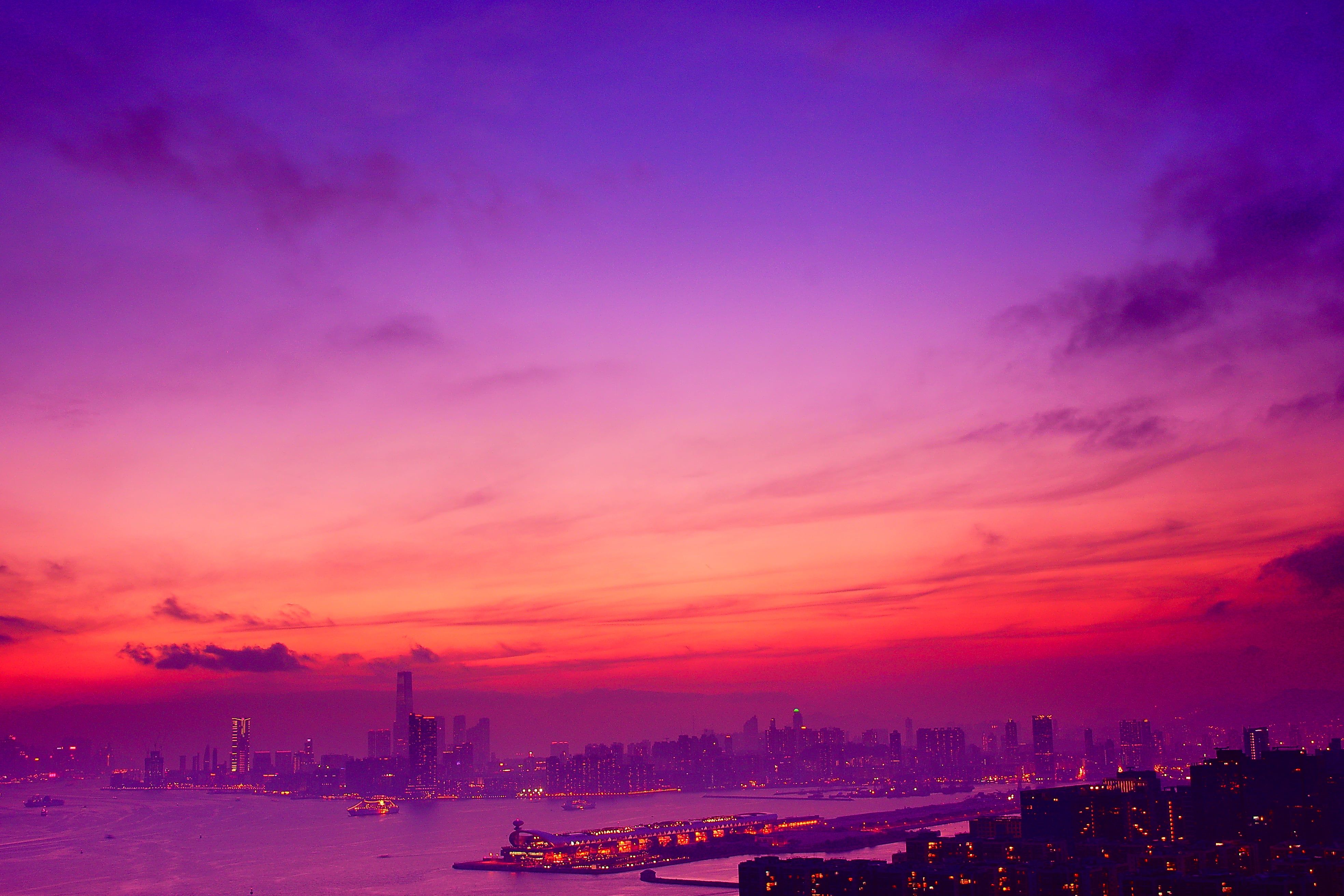 Tramonto viola su città costiera, 3936x2624 4K, Desktop 4K
