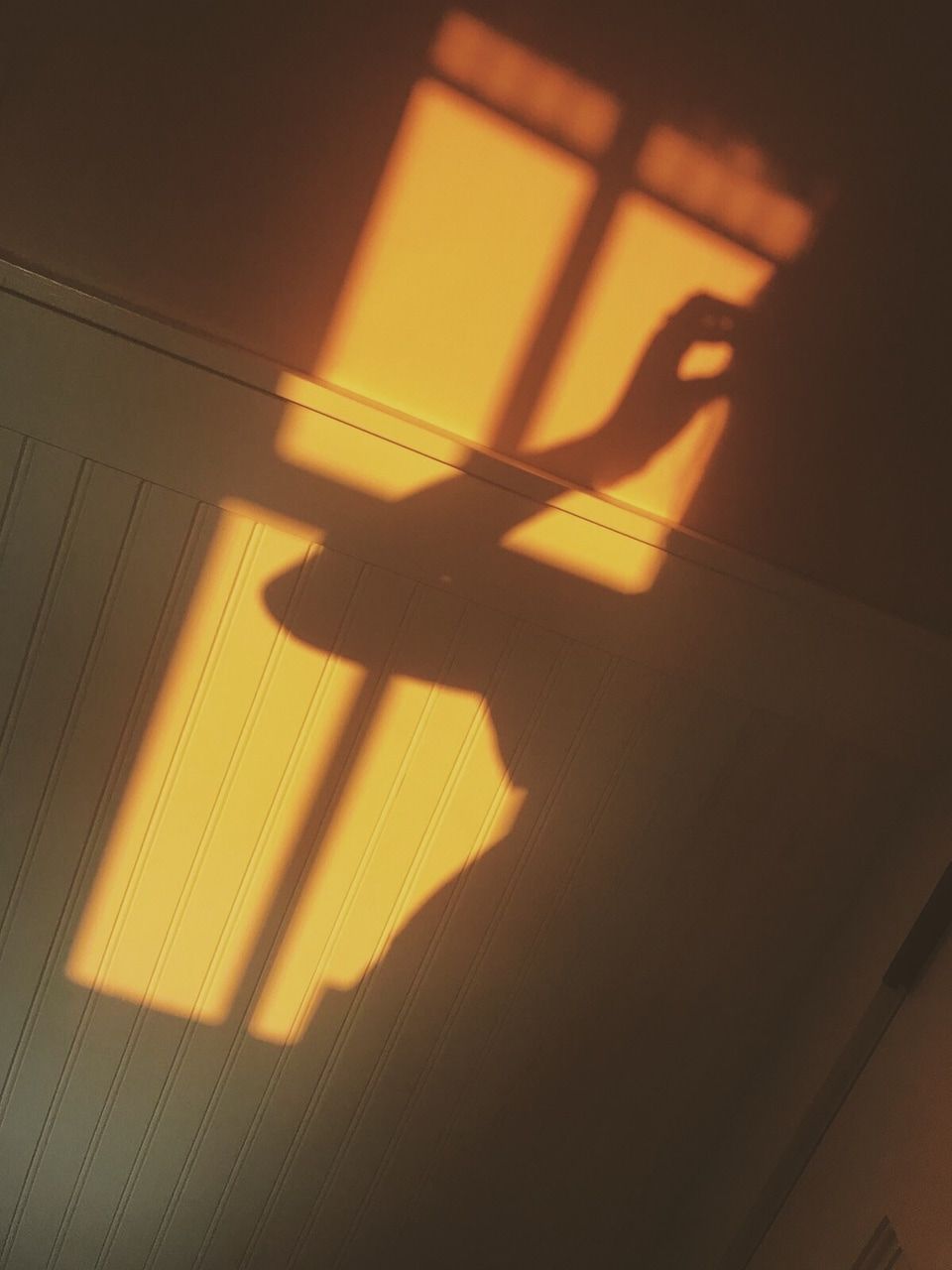 Ombra persona finestra dorata, 960x1280 Verticale, POCO