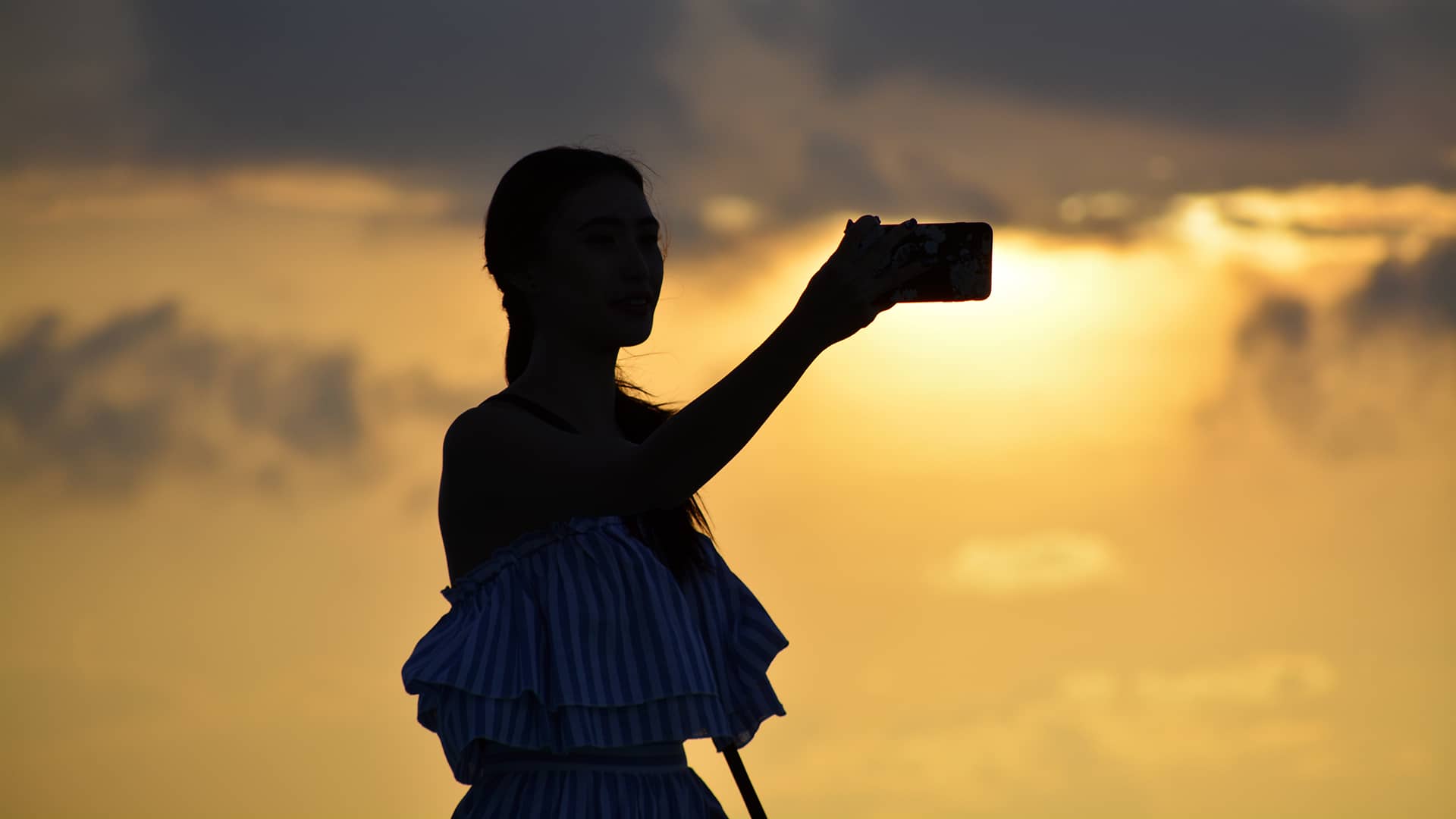Silhouette donna smartphone tramonto, 1920x1080 1080p, Desktop