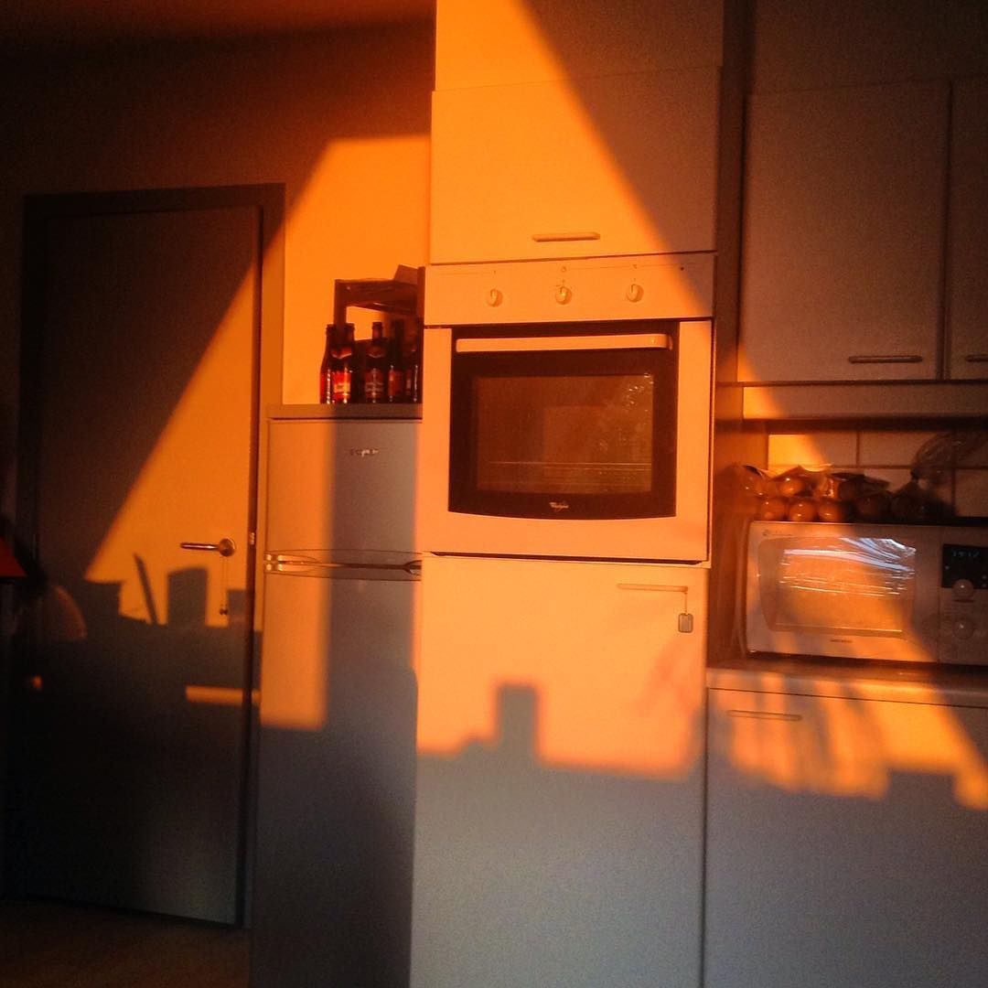 Cucina con luce dorata al tramonto, 1080x1080 HD, Desktop