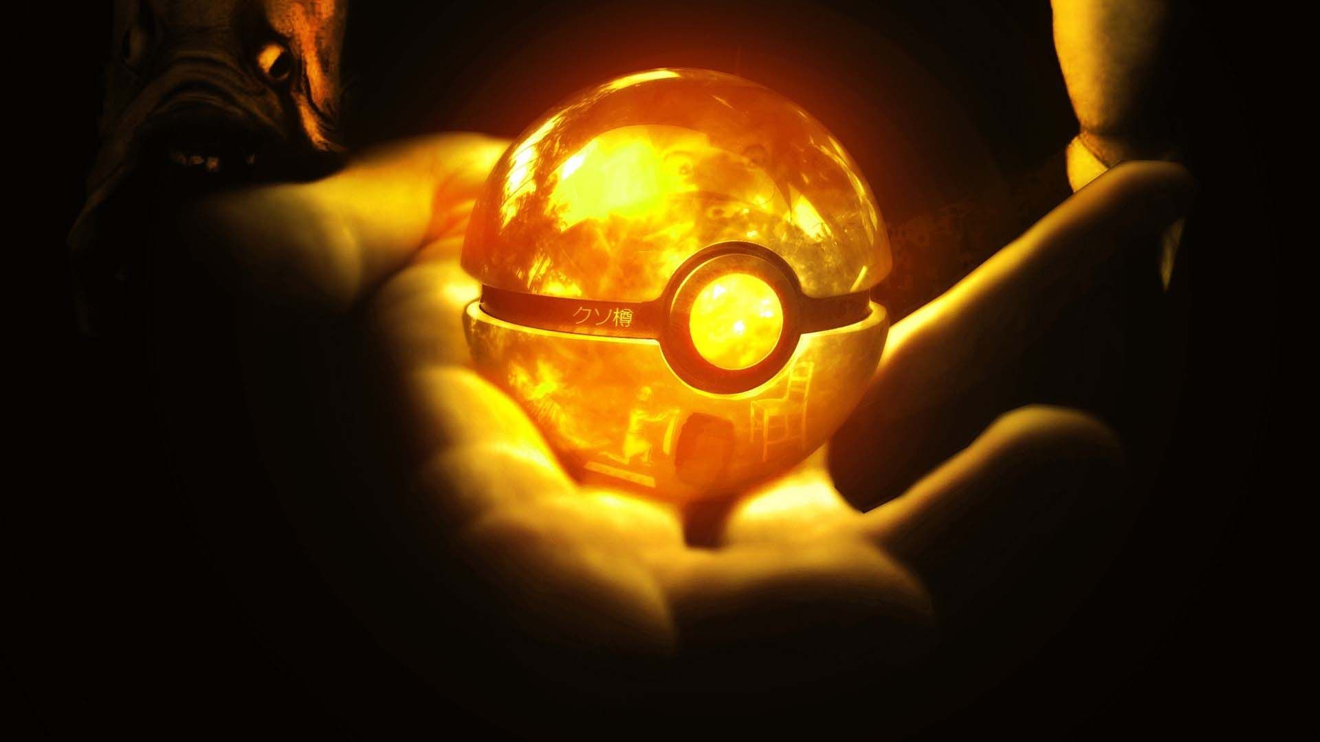 Pokeball dorata trasparente in mano, 1920x1080 Full HD, PC Desktop