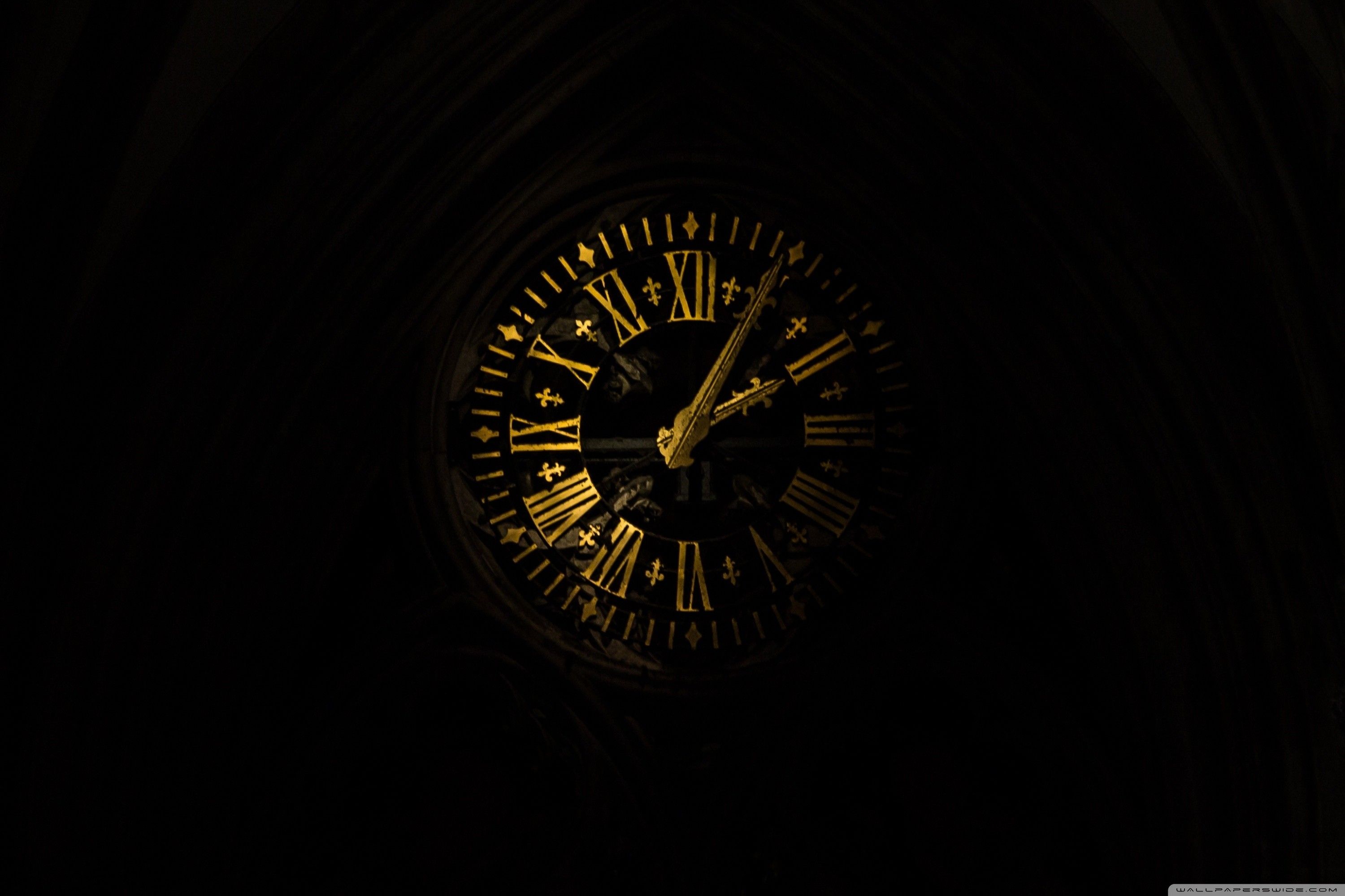 Orologio dorato su sfondo scuro, 3000x2000 2K+, Desktop