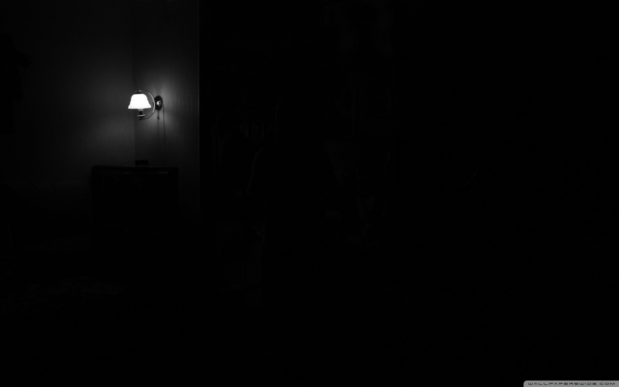 Lampada accesa nell'oscurità, 2560x1600 2K, Desktop