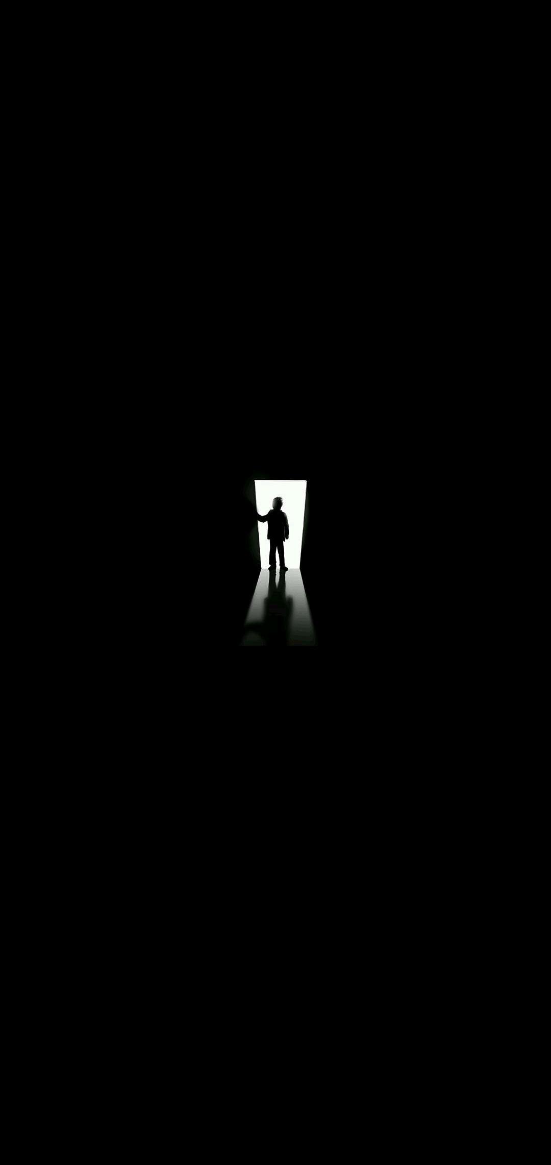Silhouette persona in porta buia, 1080x2280 Full HD Verticale, Smartphone