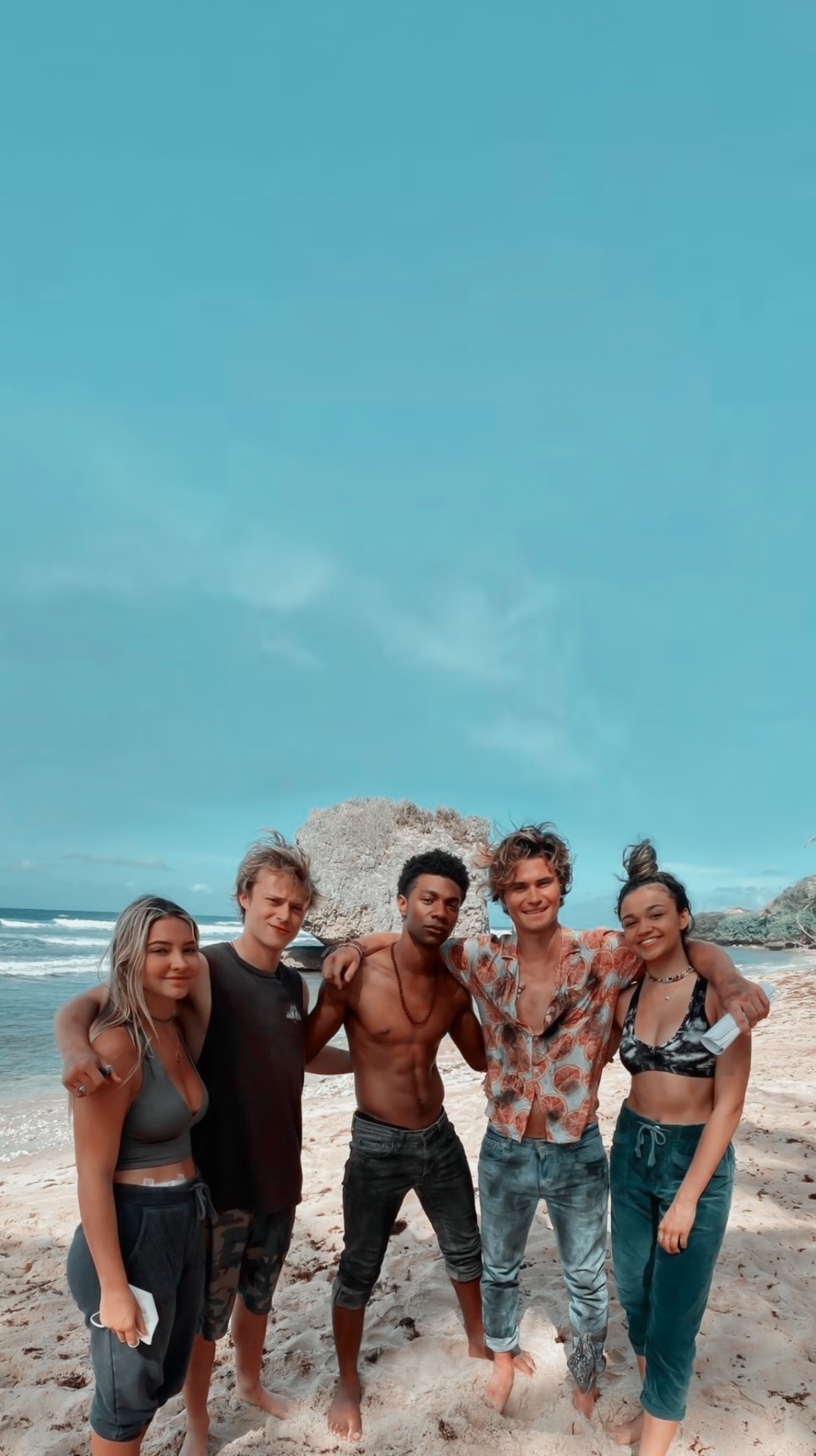 Gruppo amici in spiaggia, 1076x1920 Full HD Verticale, iPhone