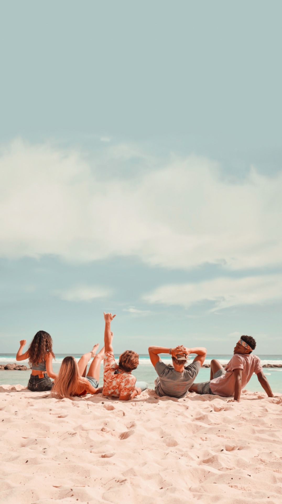 Gruppo amici spiaggia sabbia, 1076x1920 Full HD Verticale, Google Pixel