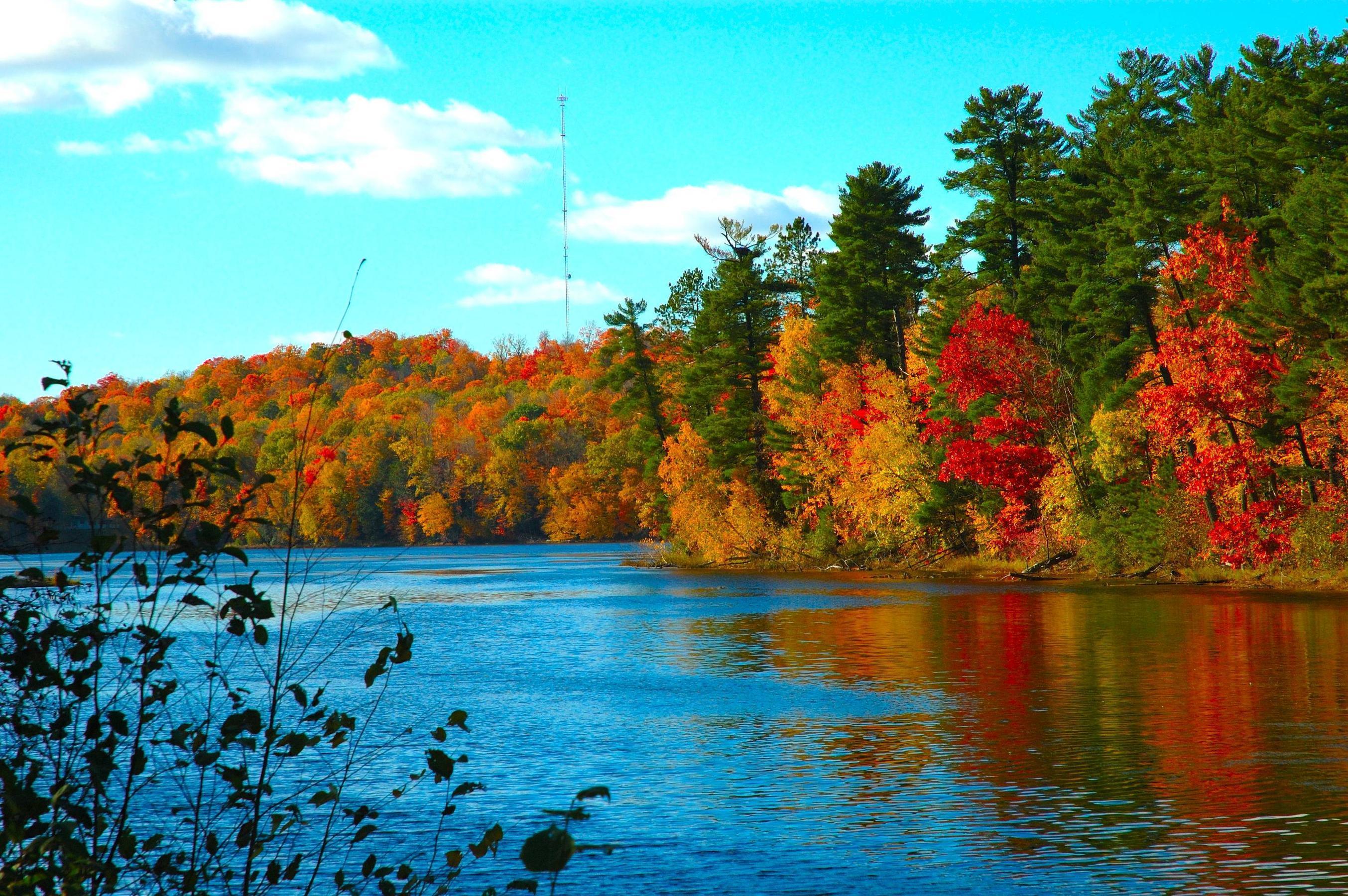 Lago autunnale con alberi colorati, 2707x1800 2K, Desktop