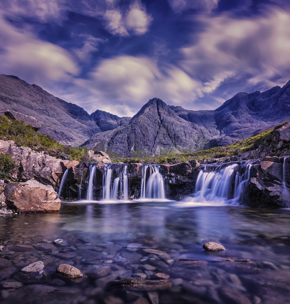 Cascata tra montagne, 1000x1047 Full HD Verticale, iPhone