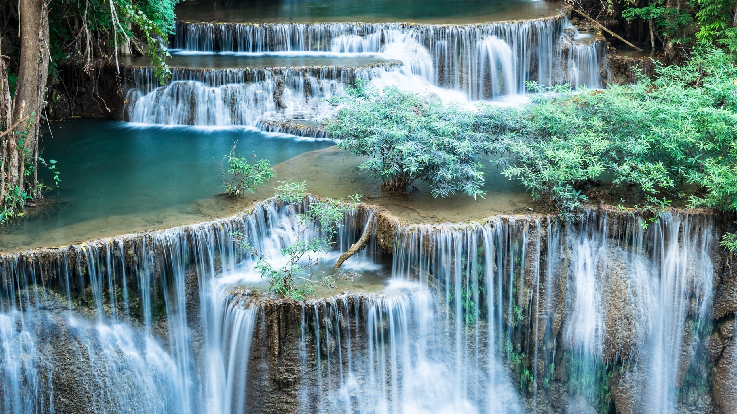 Cascata a gradini tropicale, 2560x1440 2K, Desktop