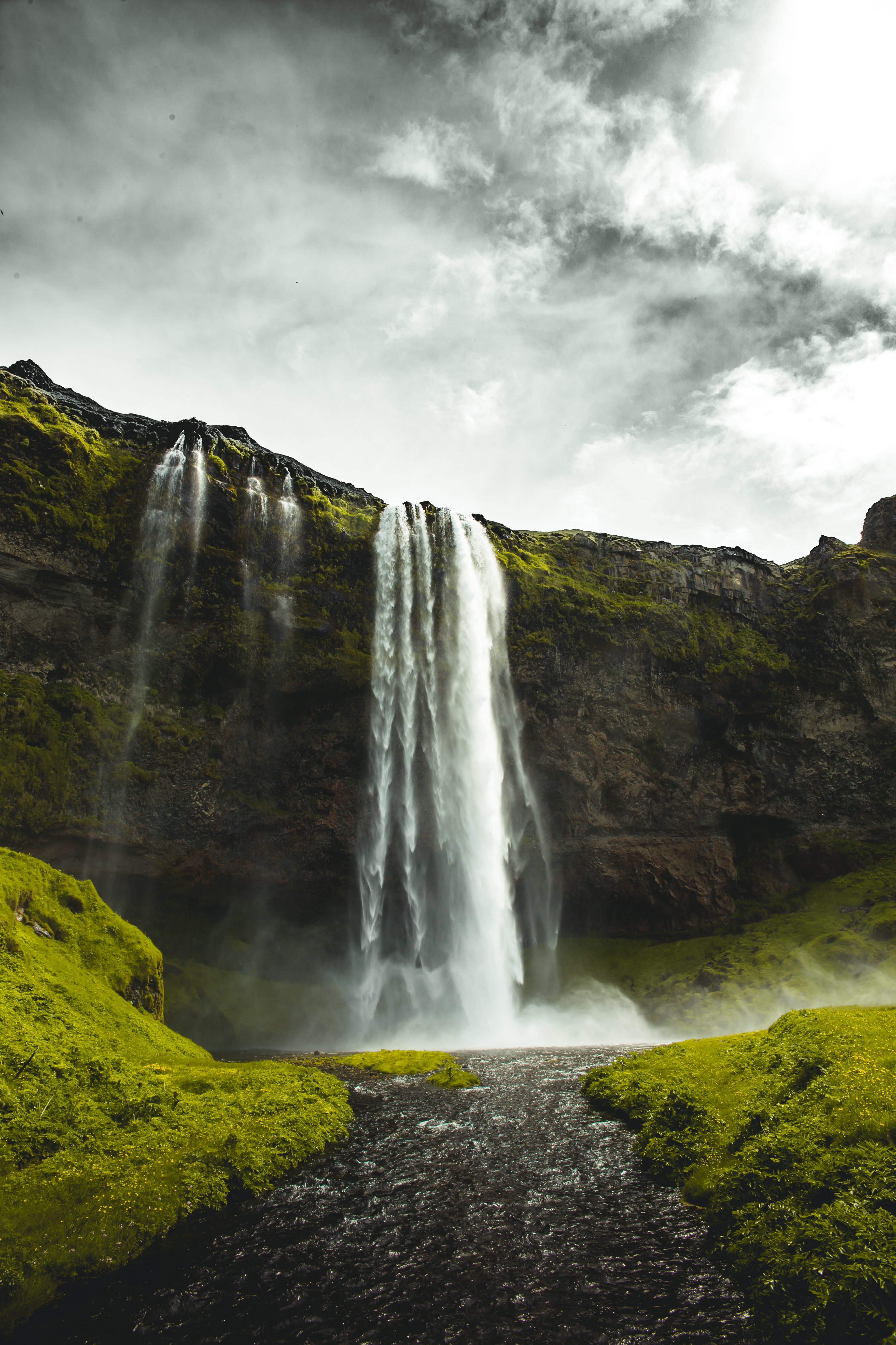Cascata su roccia muschiata, 3648x5472 Full HD Verticale, Smartphone