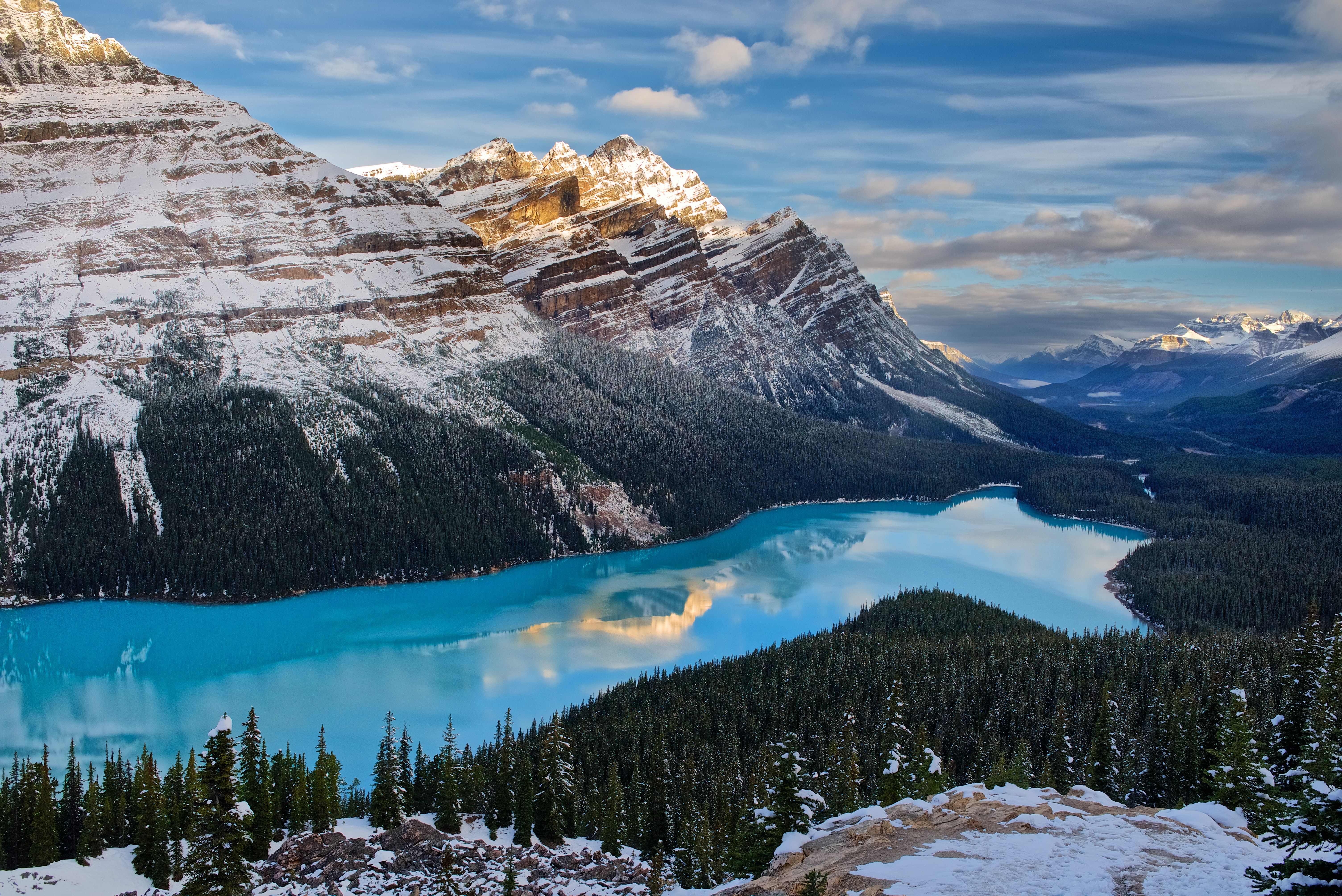 Lago turchese tra montagne innevate, 6016x4016 UHD, Monitor Gaming