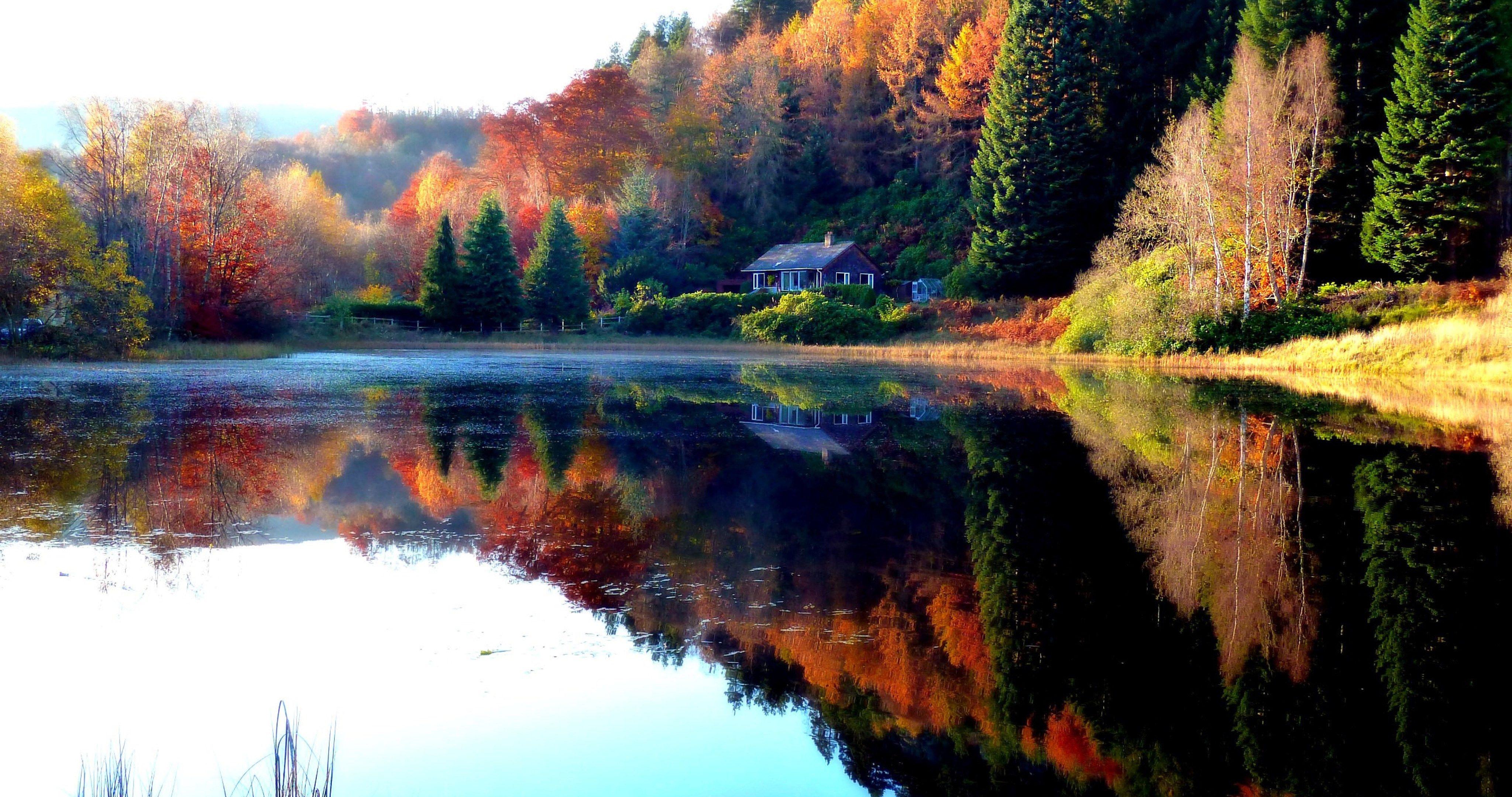 Lago autunnale con riflessi, 4096x2160 Ultra HD, PC