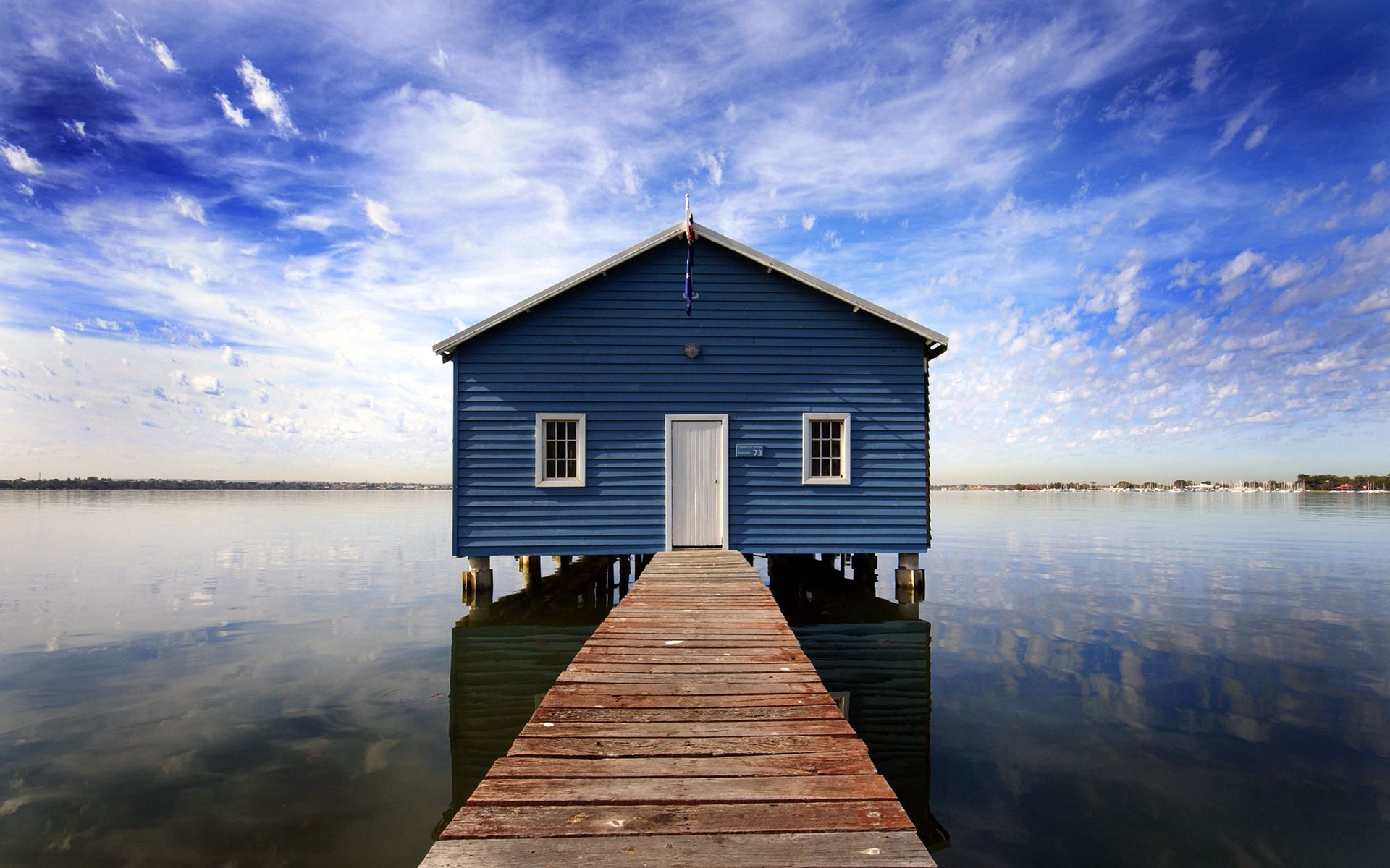 Casa blu su lago, 1920x1200 Full HD+ WUXGA, Desktop