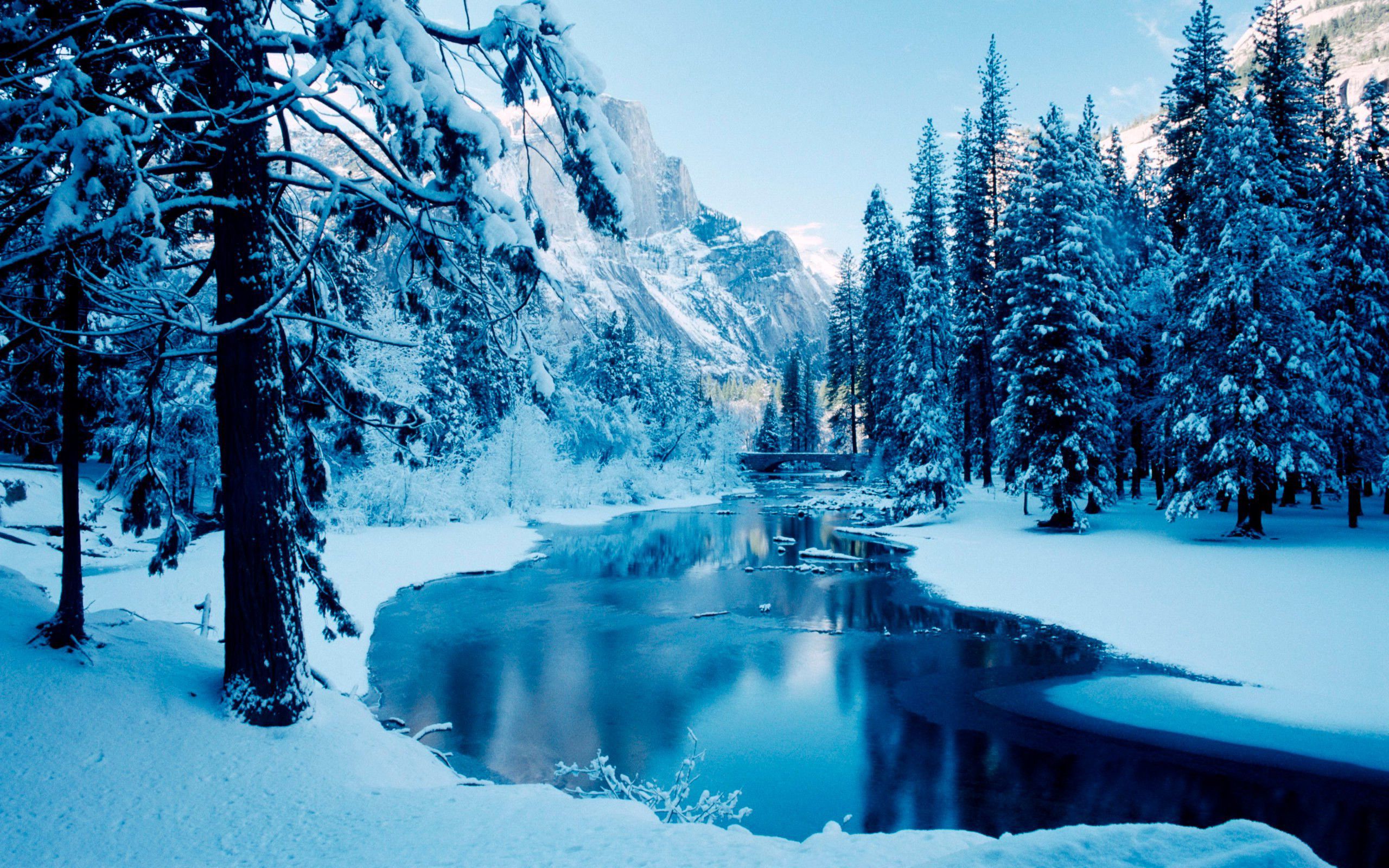 Fiume innevato tra montagne, 2560x1600 WQXGA, Desktop