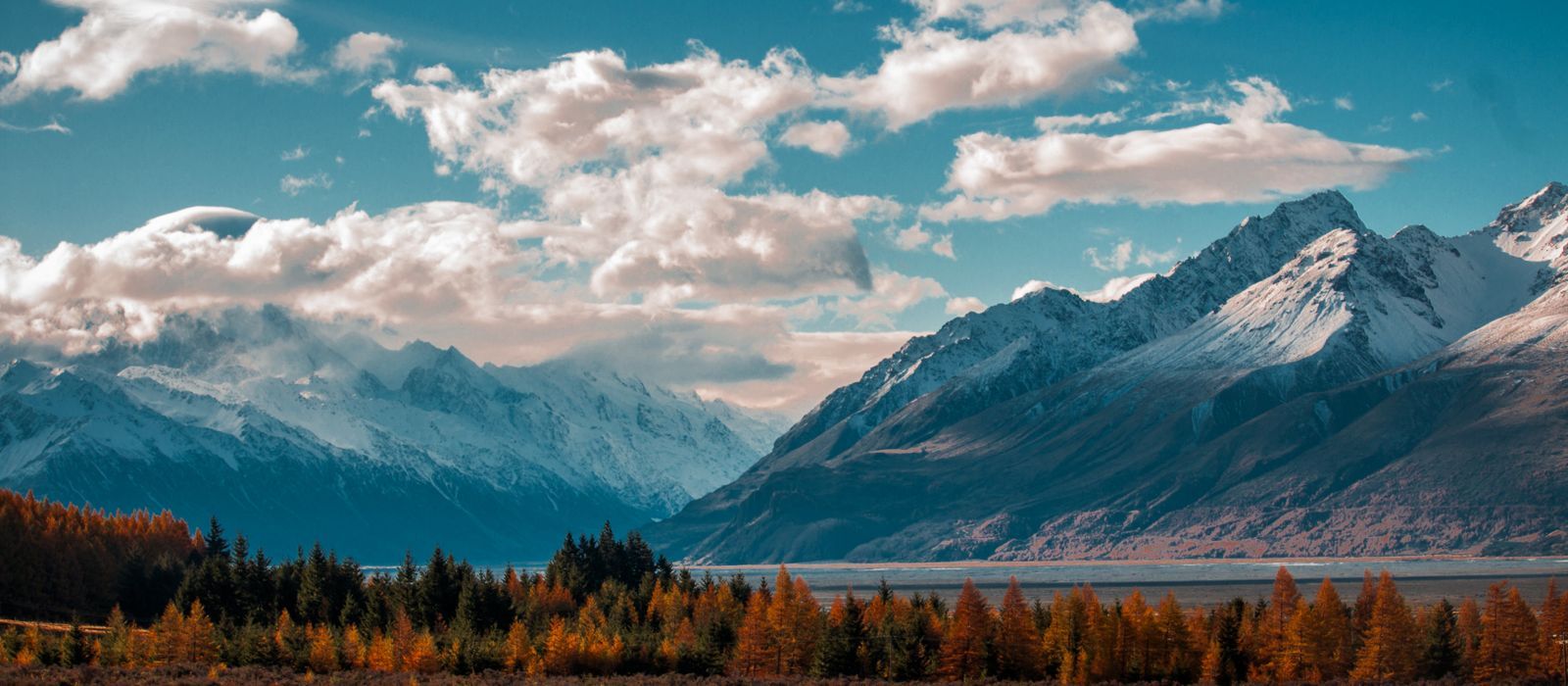 Montagne innevate con foresta autunnale, 1600x700 Panoramico, Dual Screen